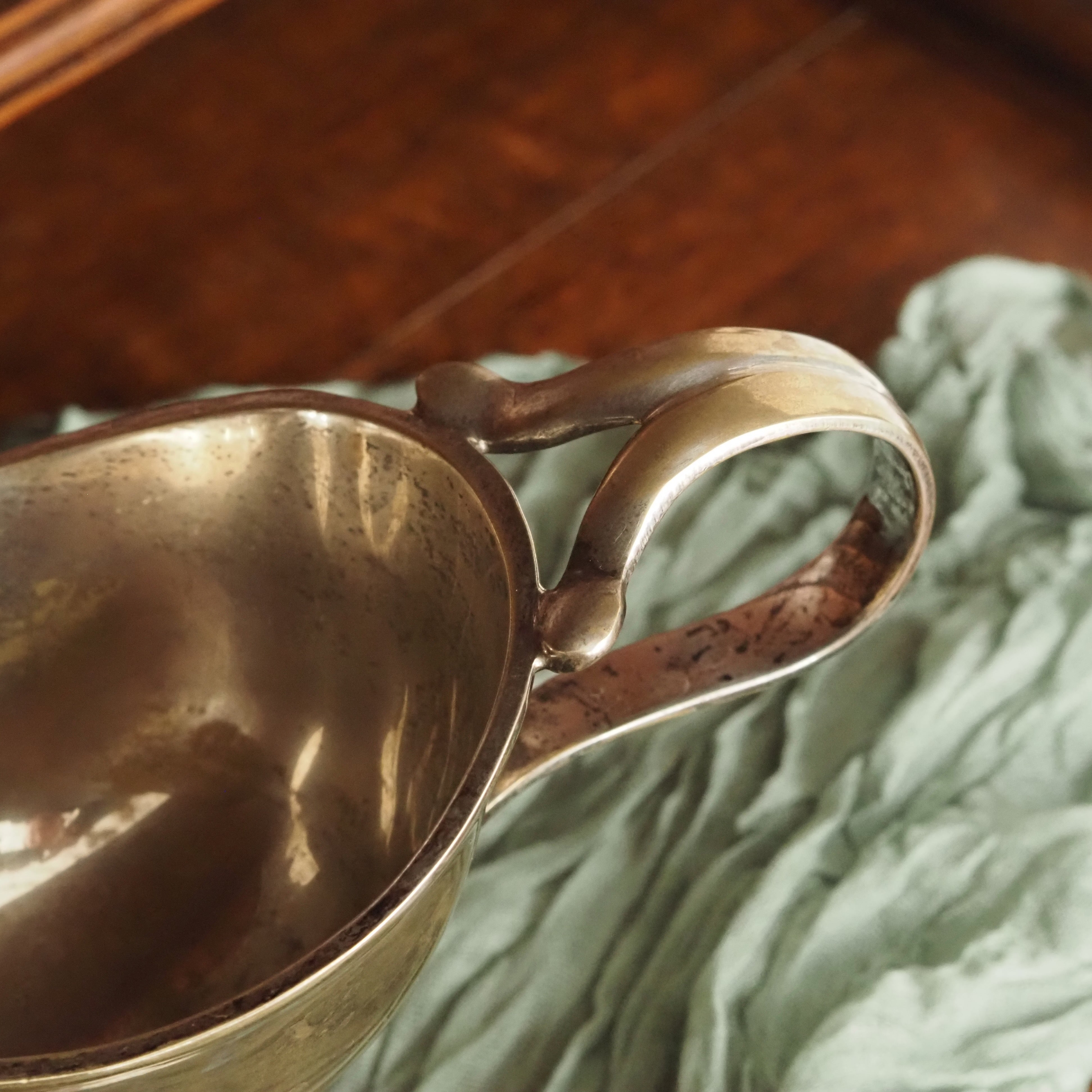 Sauciere auf Fuß · silberfarbene vintage Servierschale mit geschwungener Form