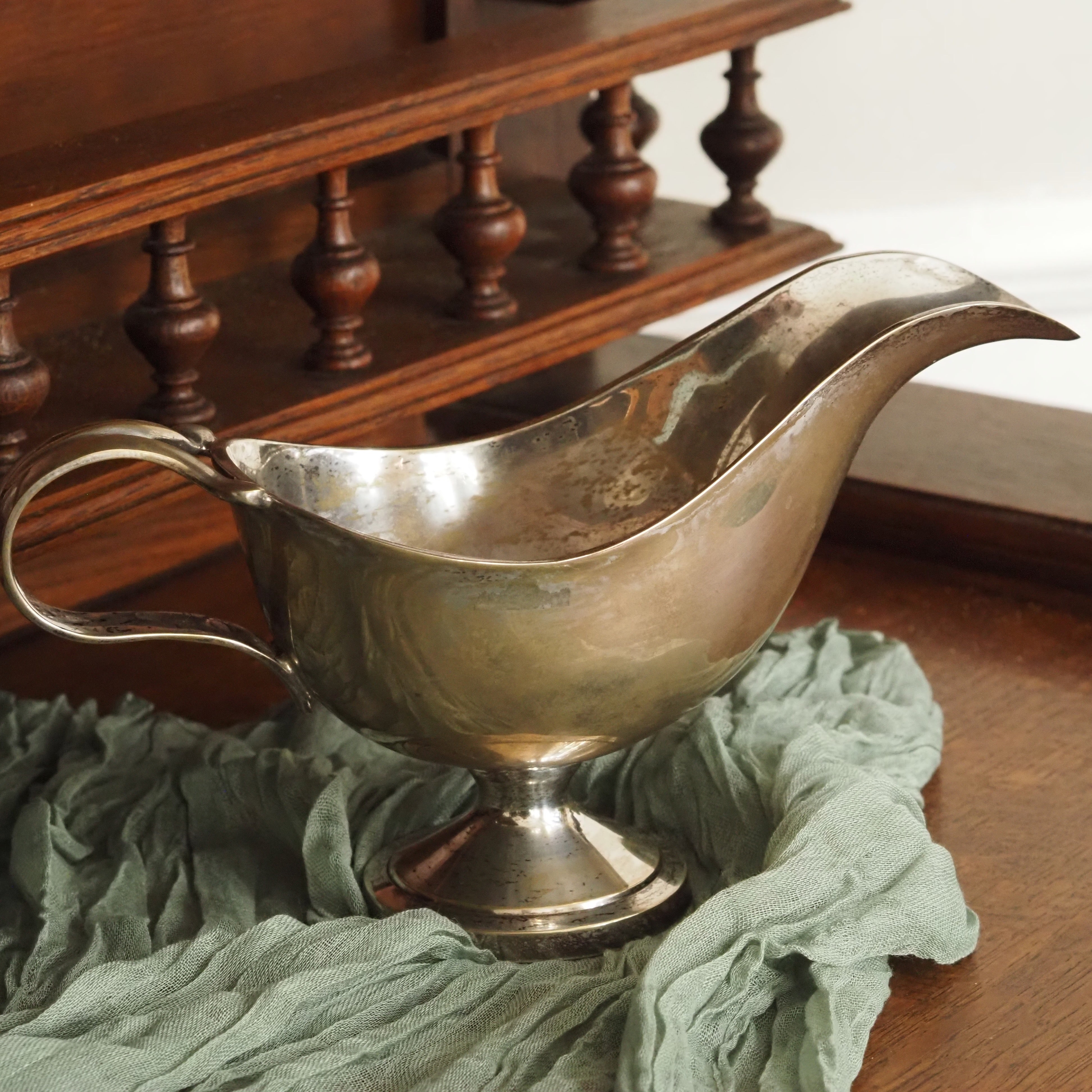 Sauciere auf Fuß · silberfarbene vintage Servierschale mit geschwungener Form