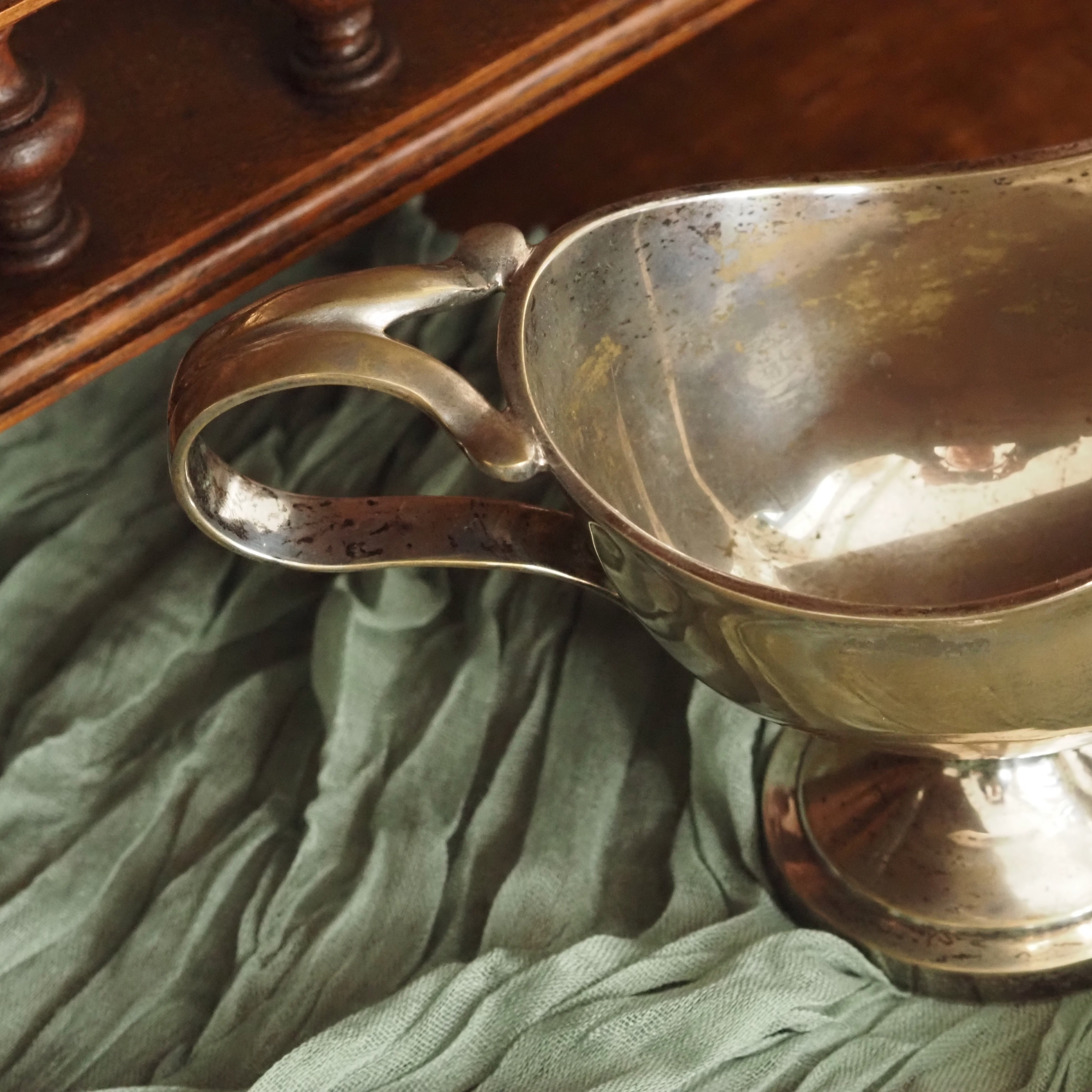 Sauciere auf Fuß · silberfarbene vintage Servierschale mit geschwungener Form