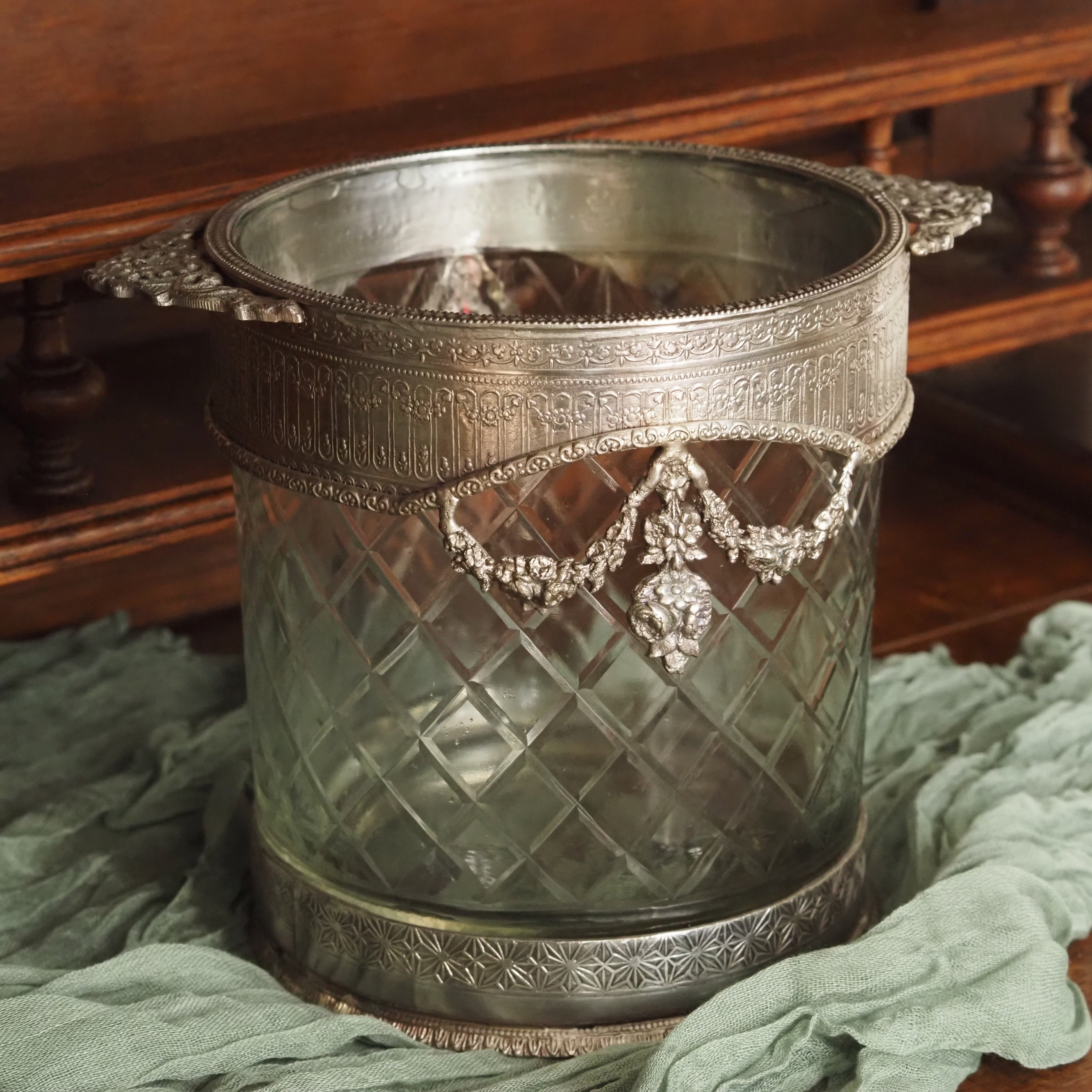 Glaswindlicht / Eisschale · historisierend · Metallmontage ornamental