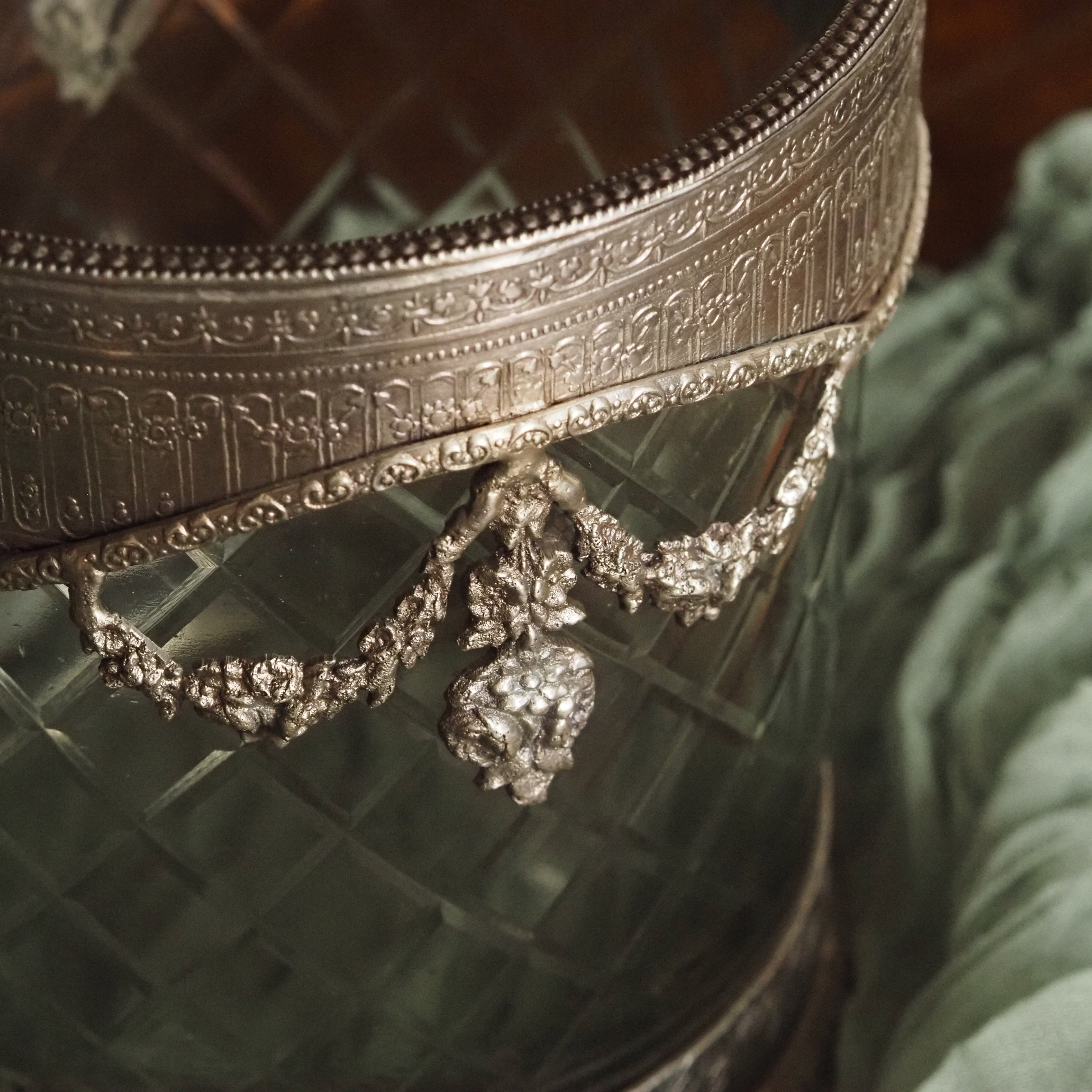 Glaswindlicht / Eisschale · historisierend · Metallmontage ornamental