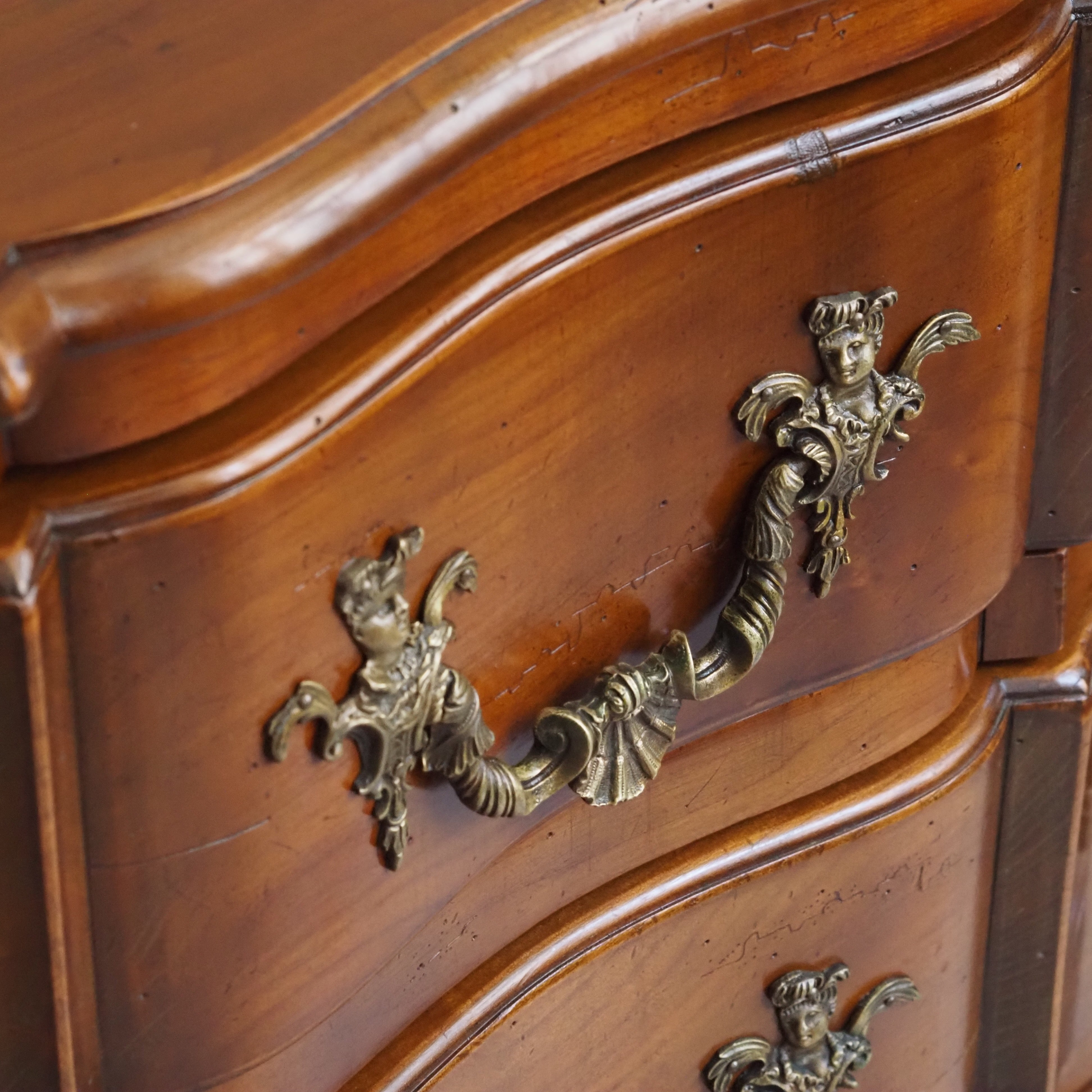 Louis XV Kommode mit Arbalète-Front, drei Schubladen