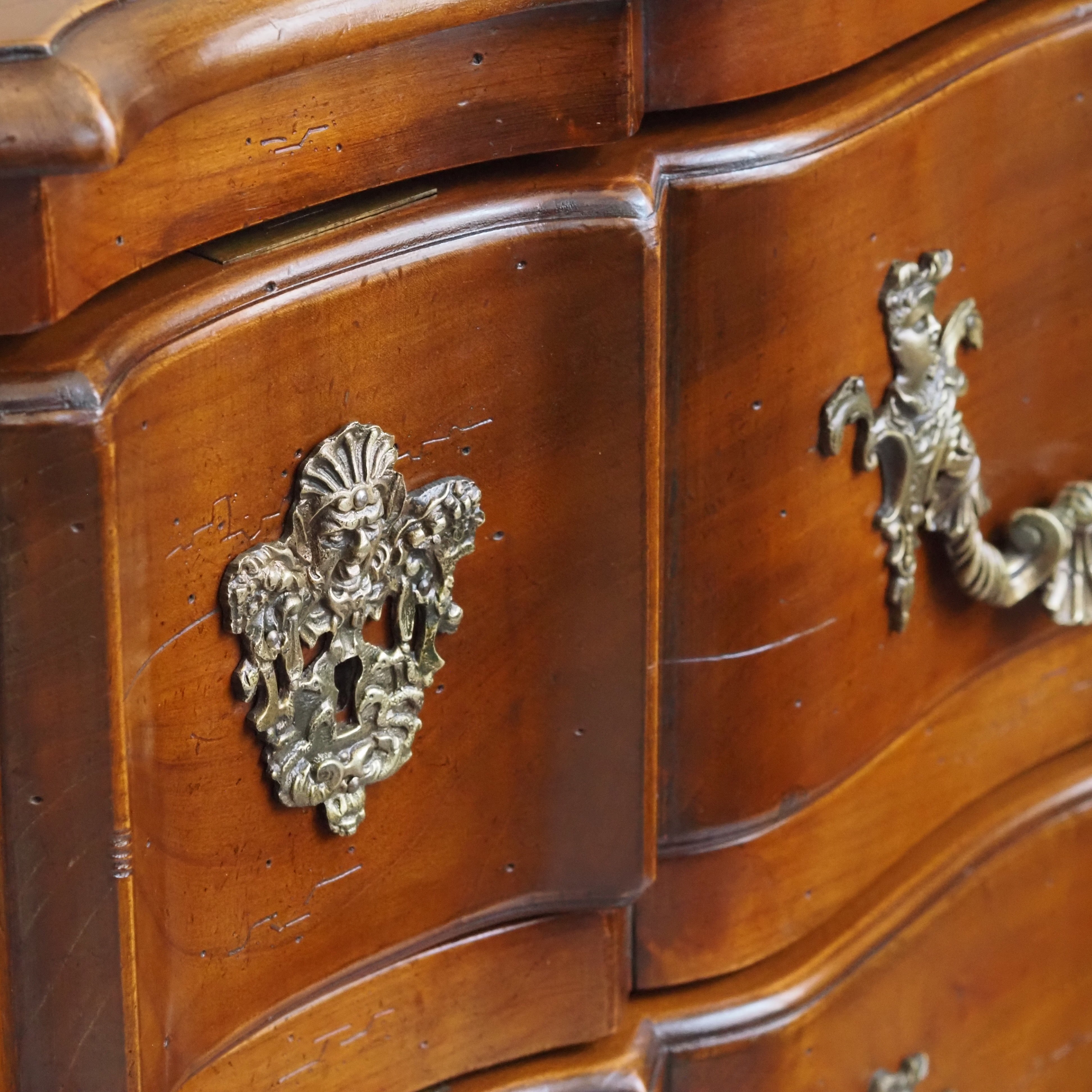 Louis XV Kommode mit Arbalète-Front, drei Schubladen