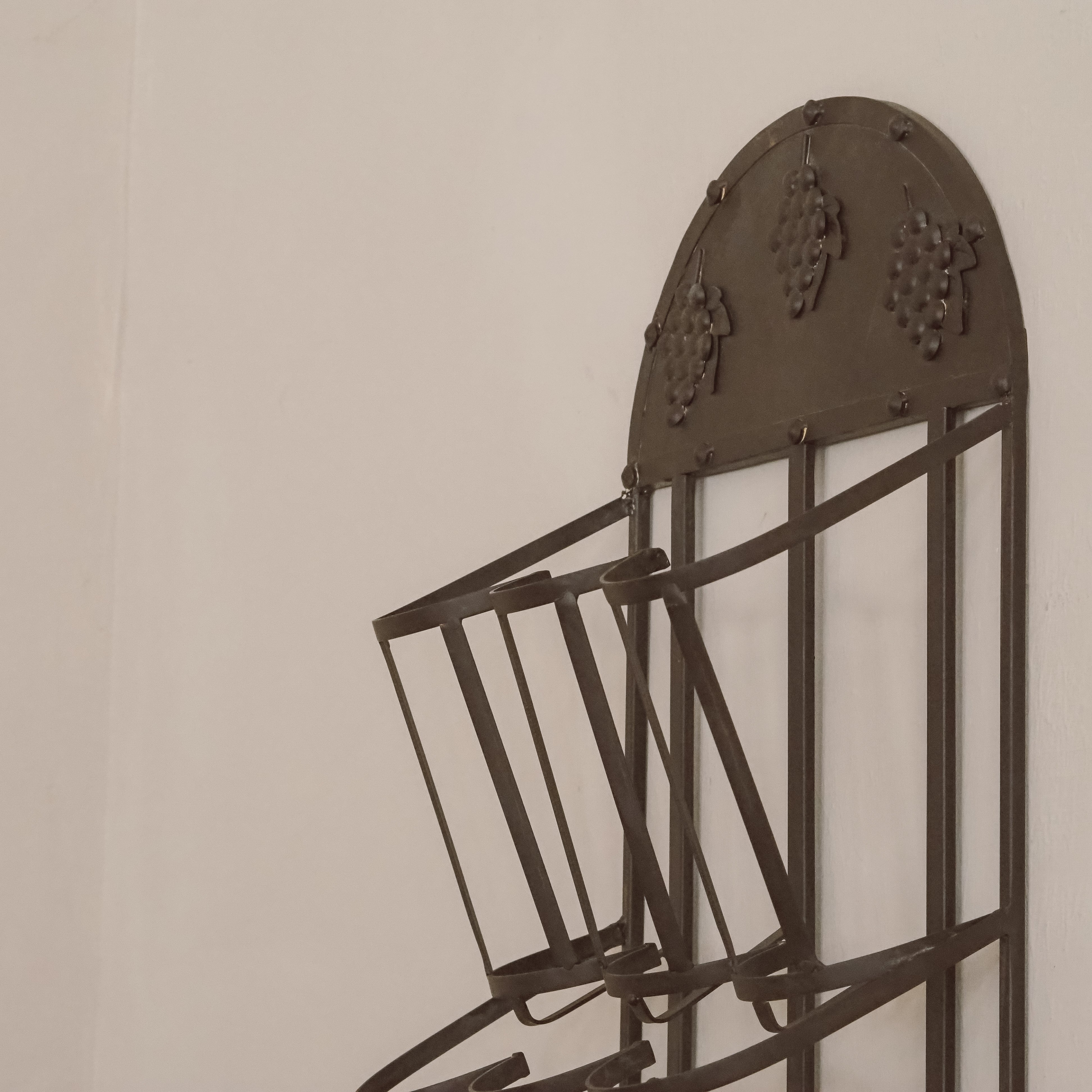 Weinregal Metall Wandmontage · Flaschenhalter mit Traubenrelief im Landhausstil