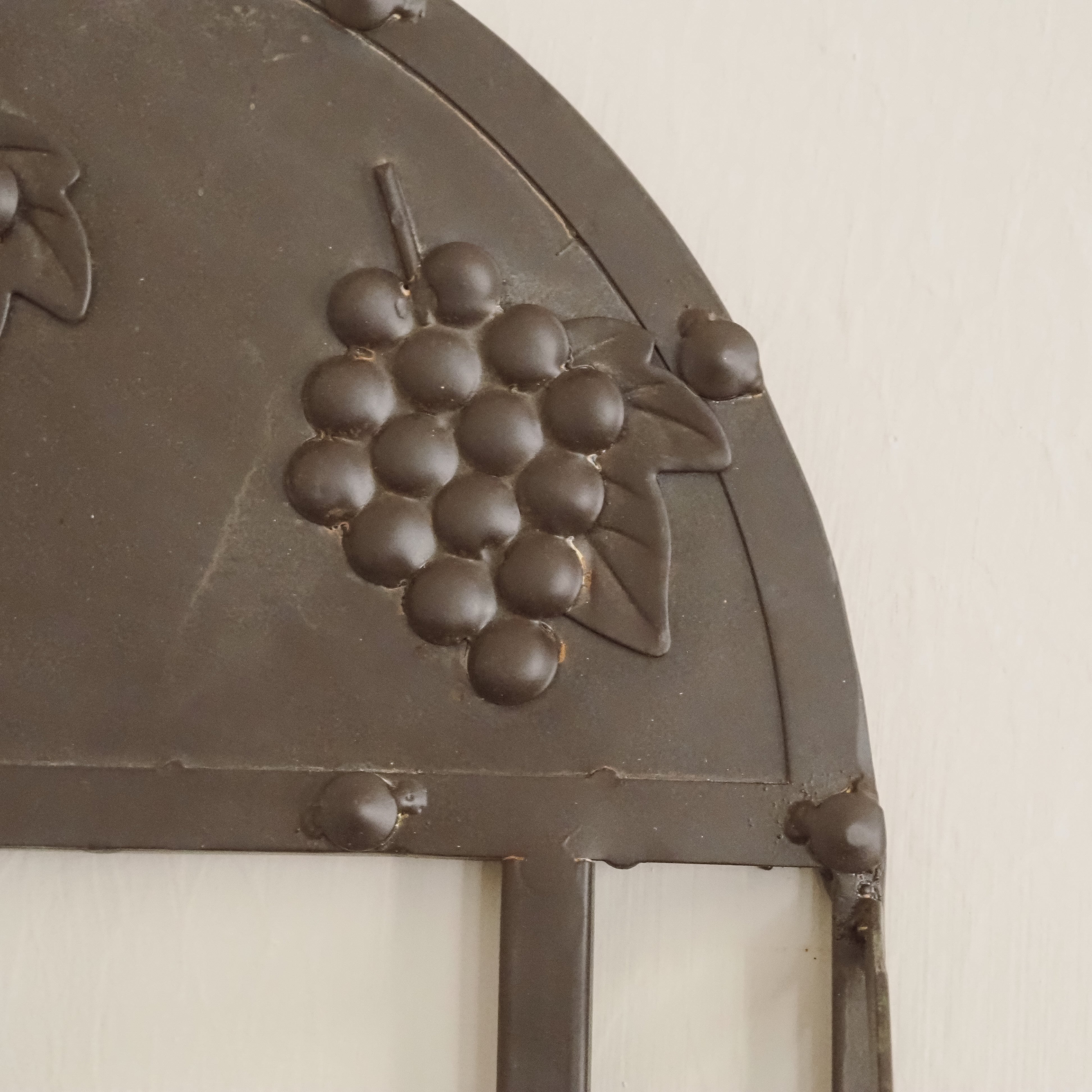 Weinregal Metall Wandmontage · Flaschenhalter mit Traubenrelief im Landhausstil