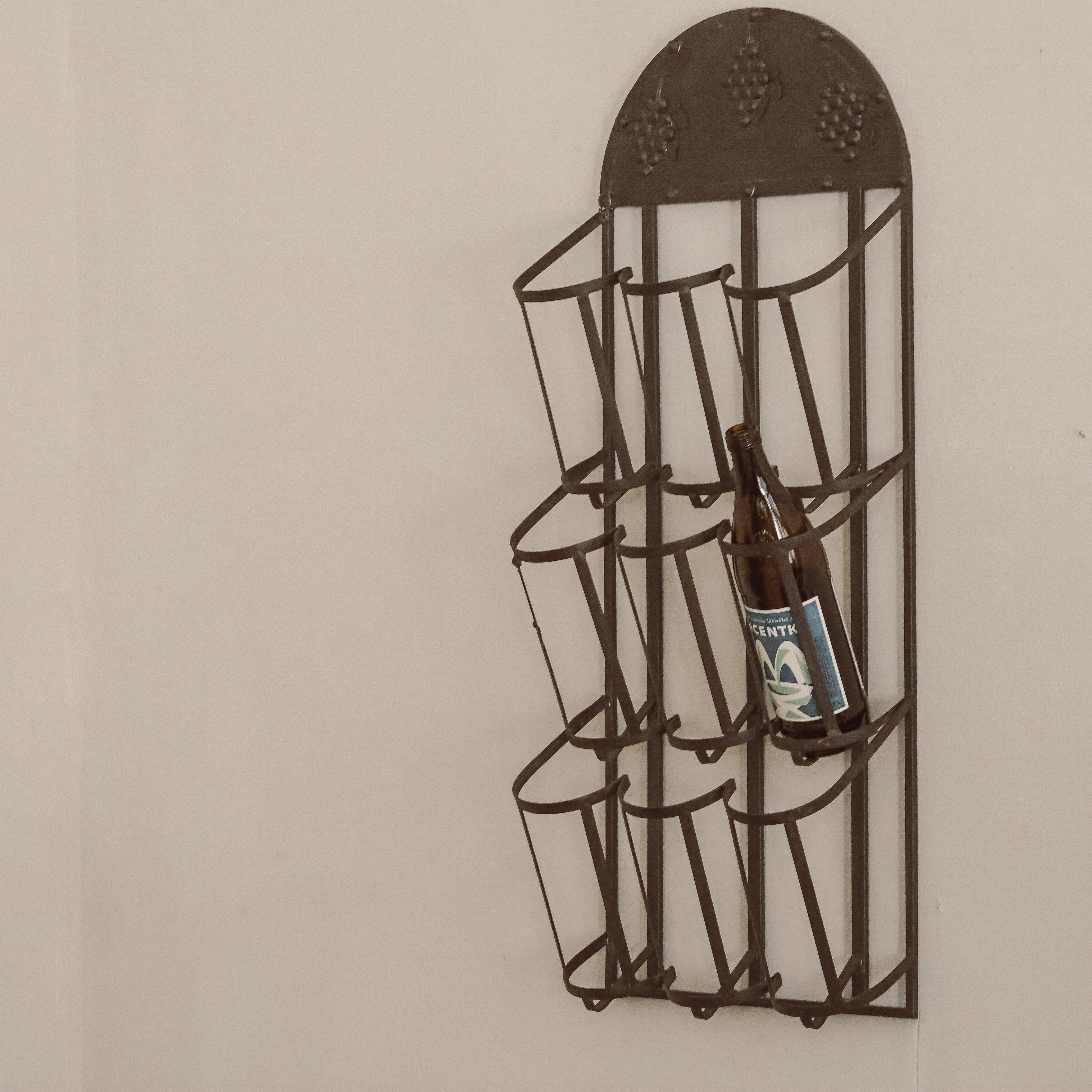 Weinregal Metall Wandmontage · Flaschenhalter mit Traubenrelief im Landhausstil