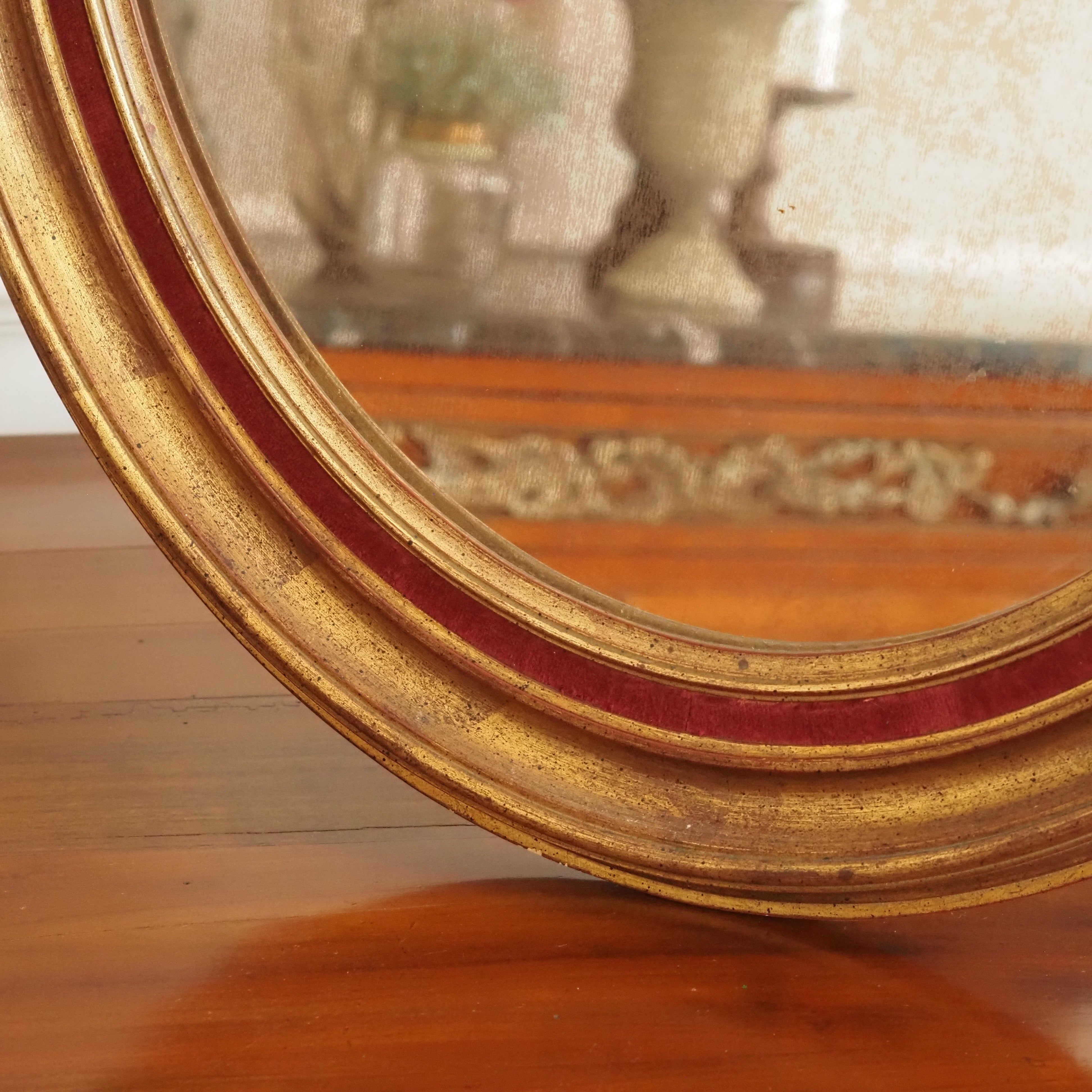 Wandspiegel Oval Gold · Vergoldeter Holzrahmen mit rotem Samtband und antikisiertem Glas
