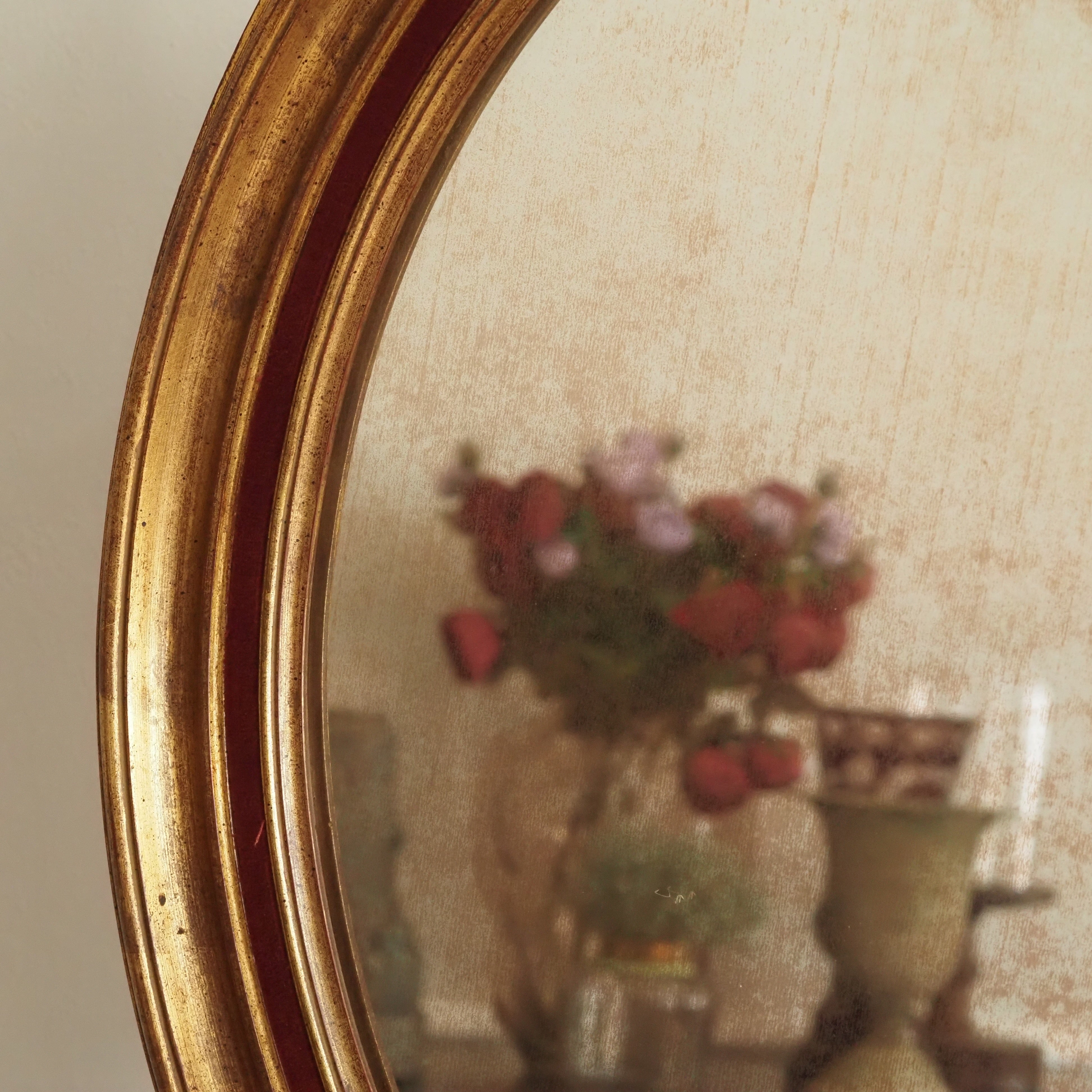 Wandspiegel Oval Gold · Vergoldeter Holzrahmen mit rotem Samtband und antikisiertem Glas