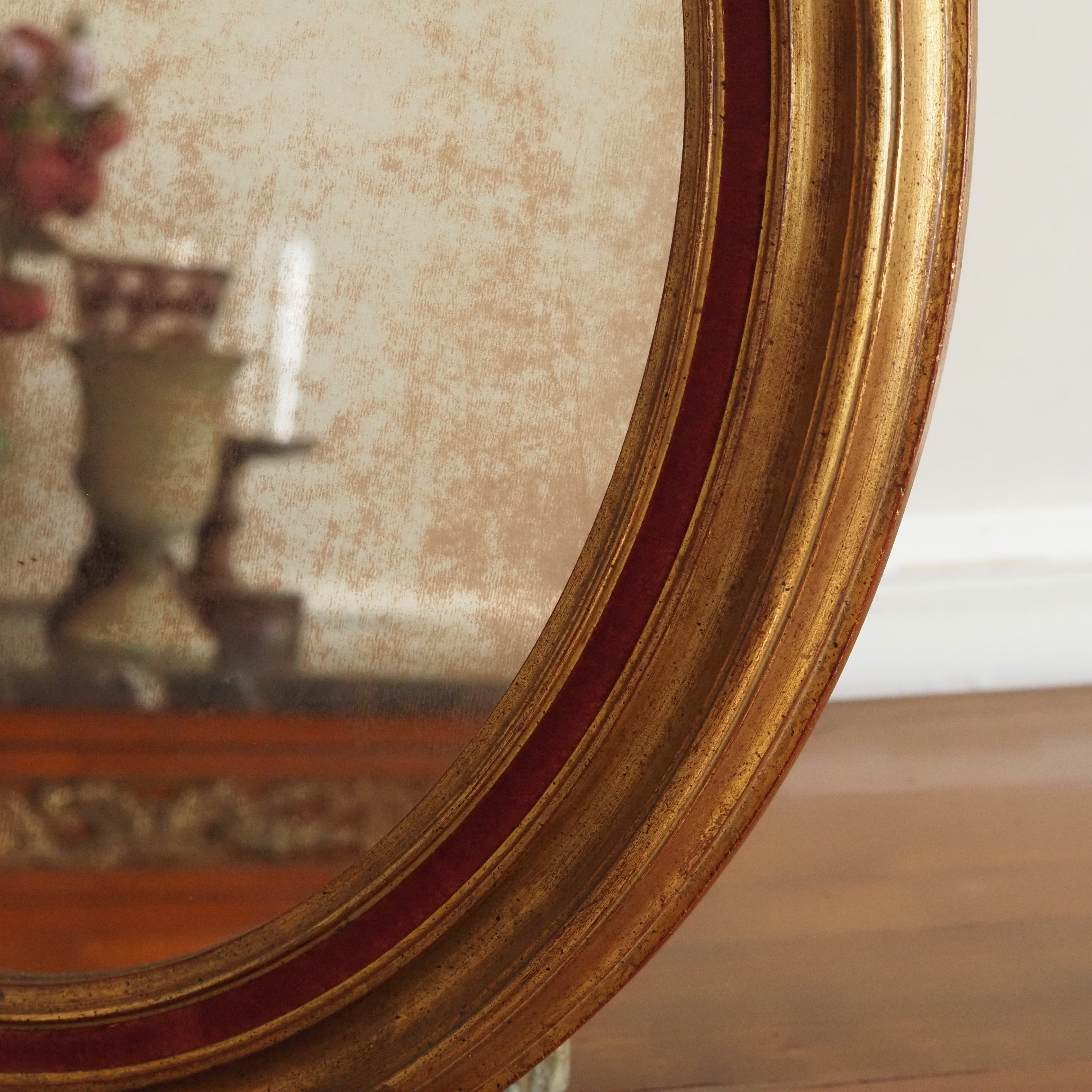Wandspiegel Oval Gold · Vergoldeter Holzrahmen mit rotem Samtband und antikisiertem Glas