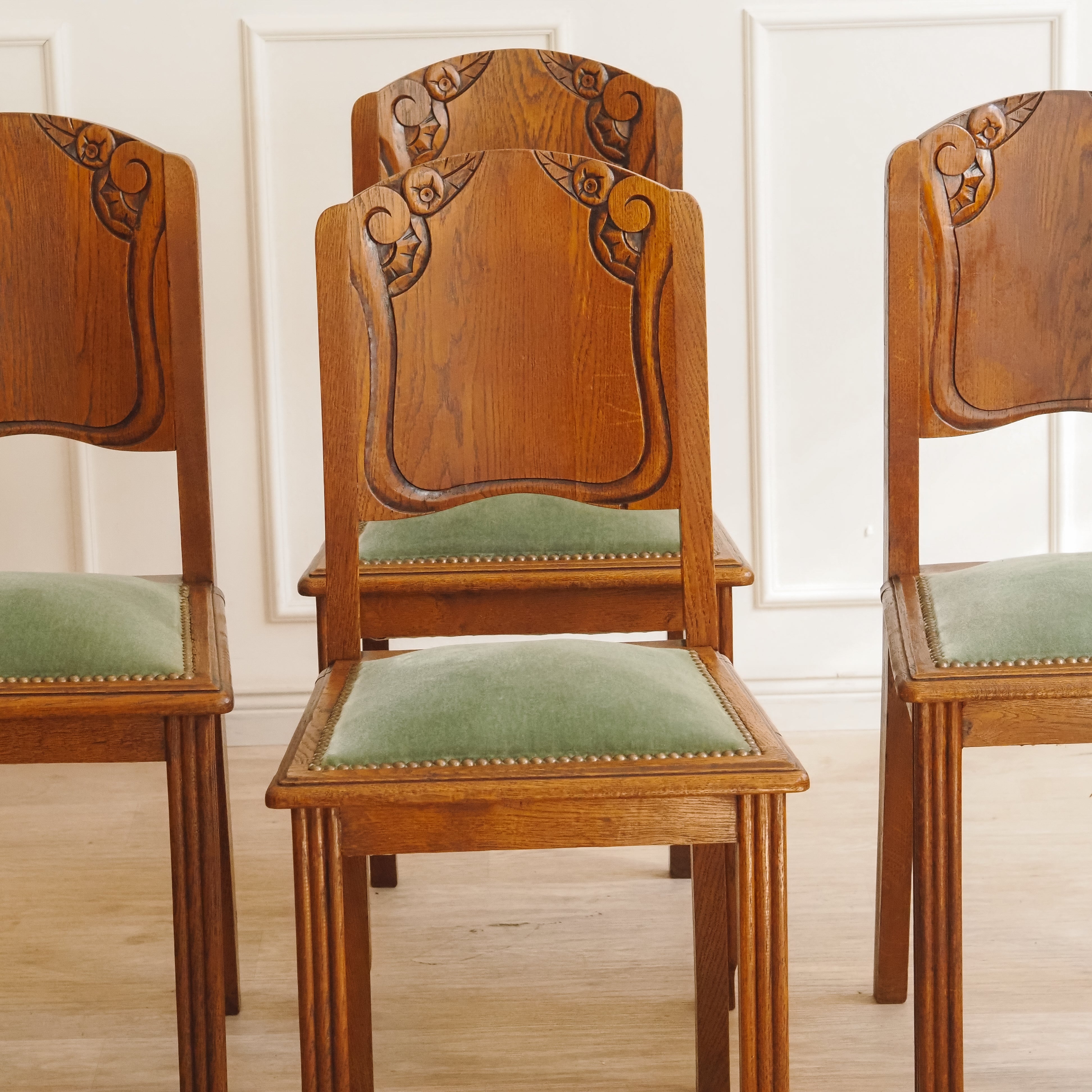 Art-Déco Stühle 4er-Set Eiche um 1920 – Grüner Samt