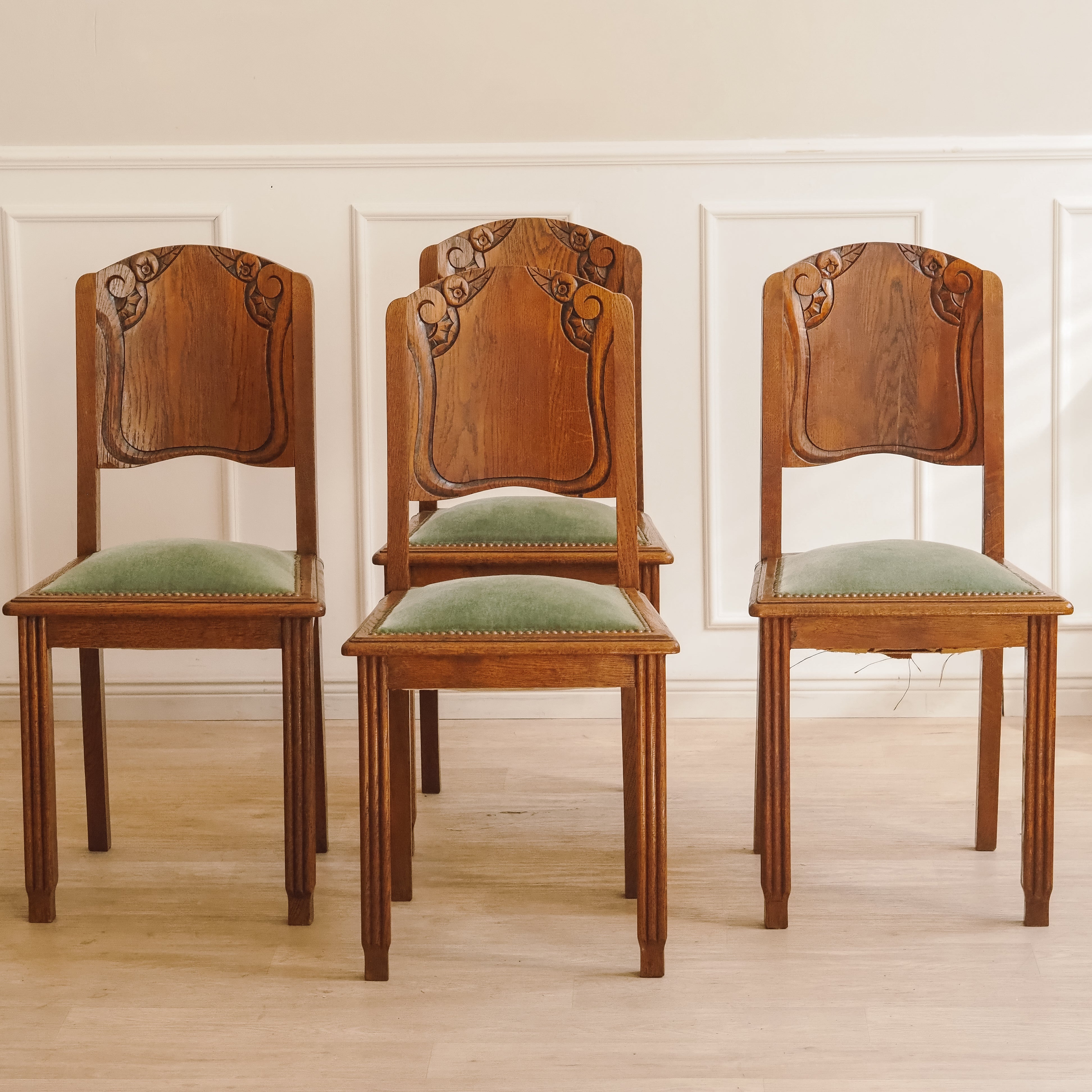 Art-Déco Stühle 4er-Set Eiche um 1920 – Grüner Samt