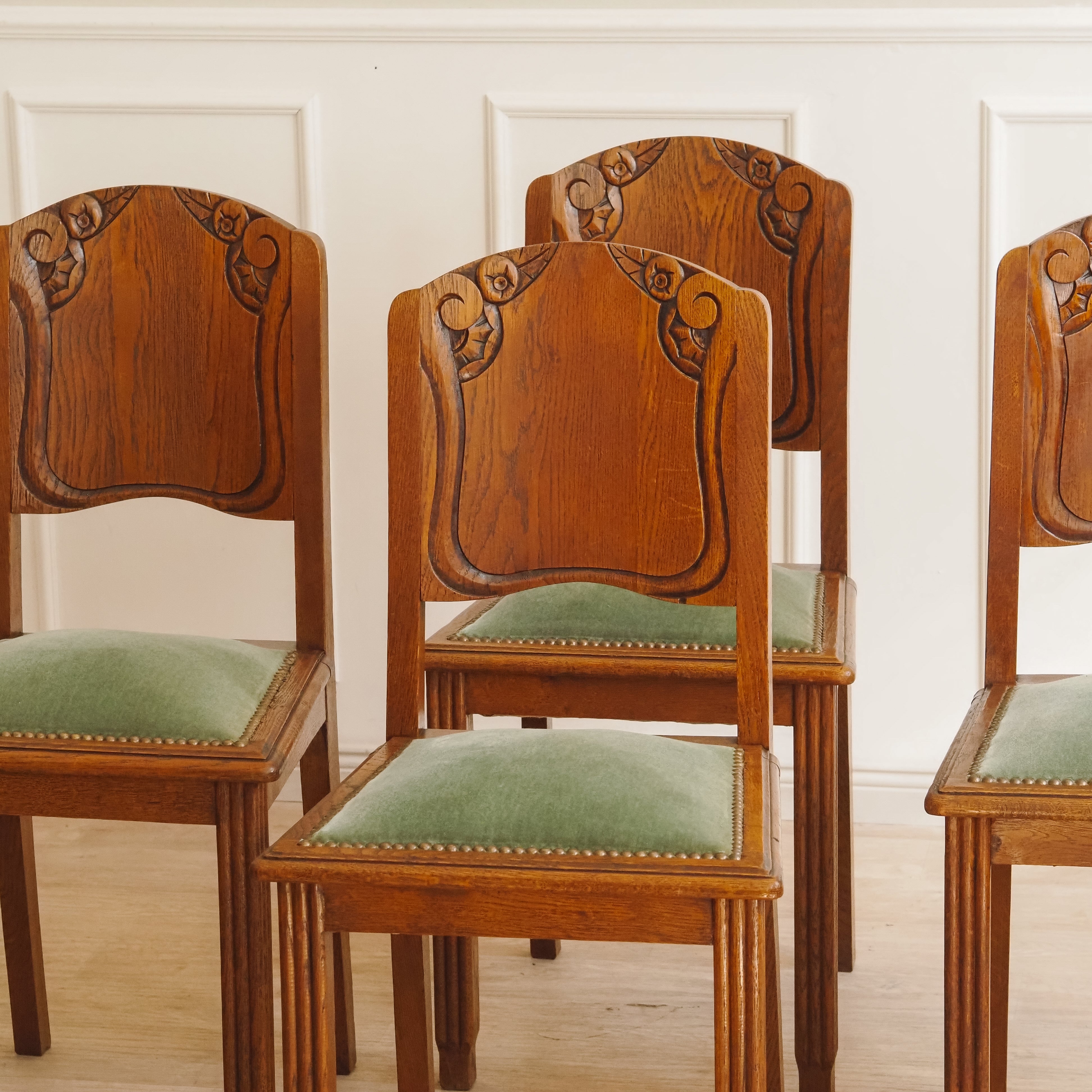 Art-Déco Stühle 4er-Set Eiche um 1920 – Grüner Samt