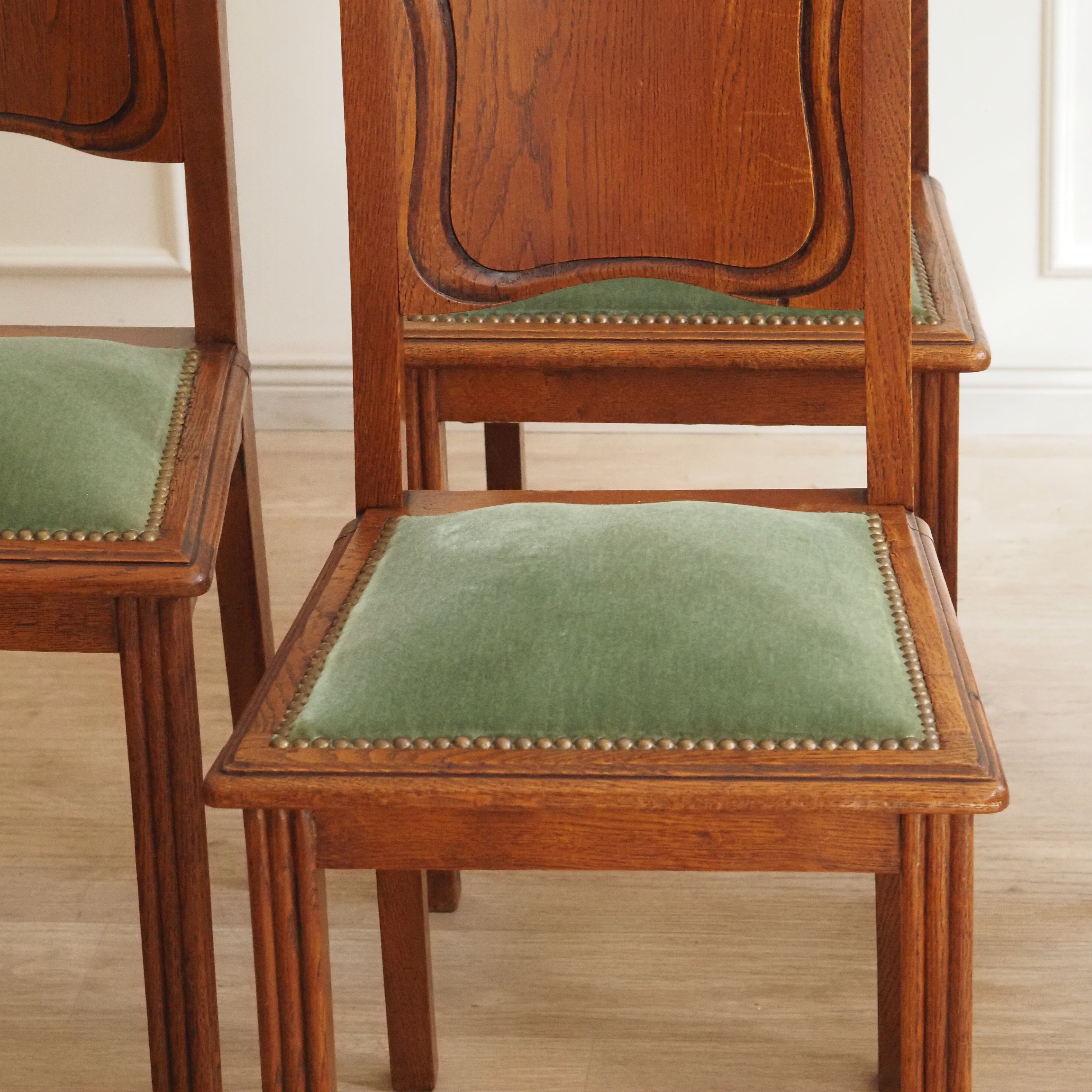 Art-Déco Stühle 4er-Set Eiche um 1920 – Grüner Samt