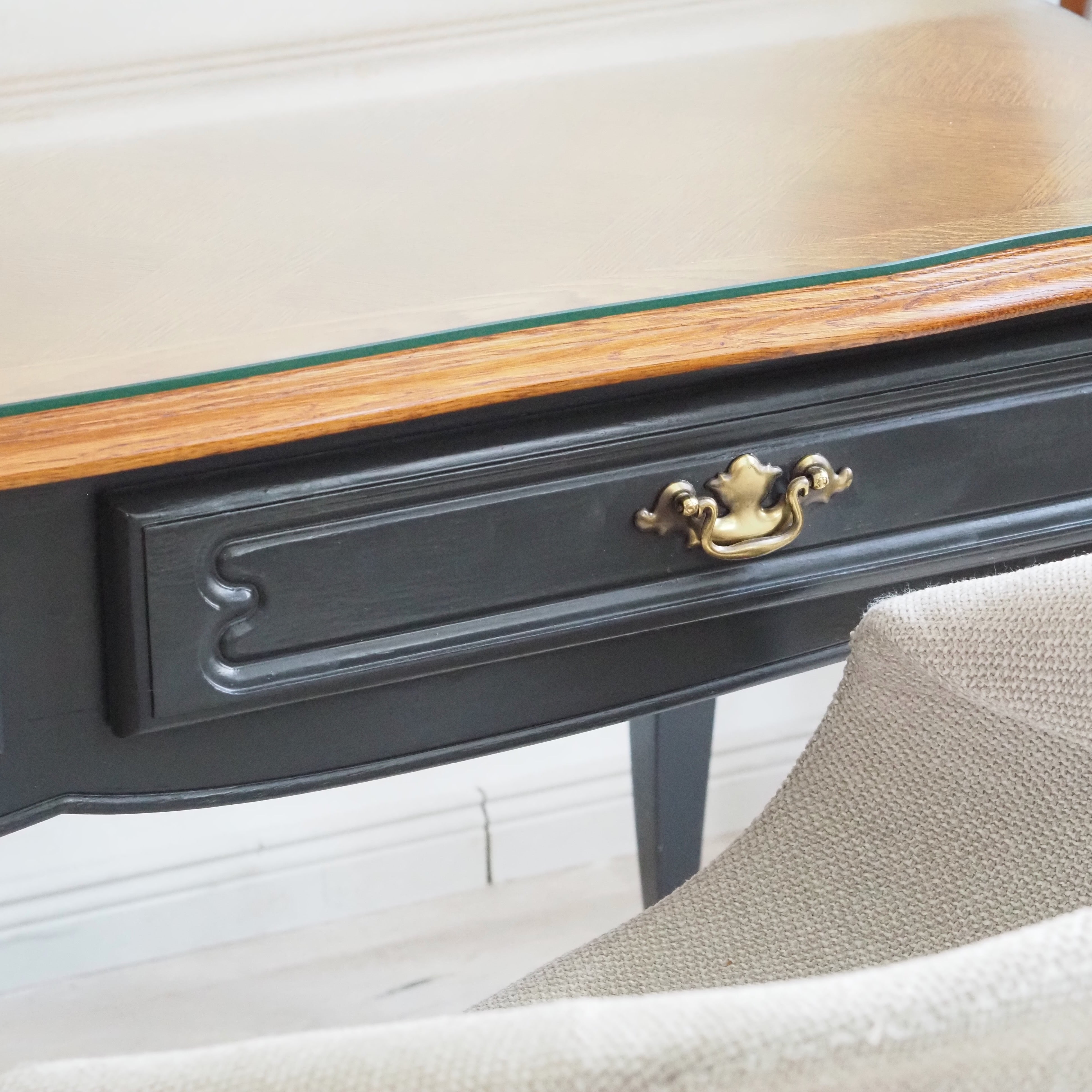 Schreibtisch Louis XV Stil um 1950 – Eiche mit schwarz lackiertem Gestell und Glasplatte