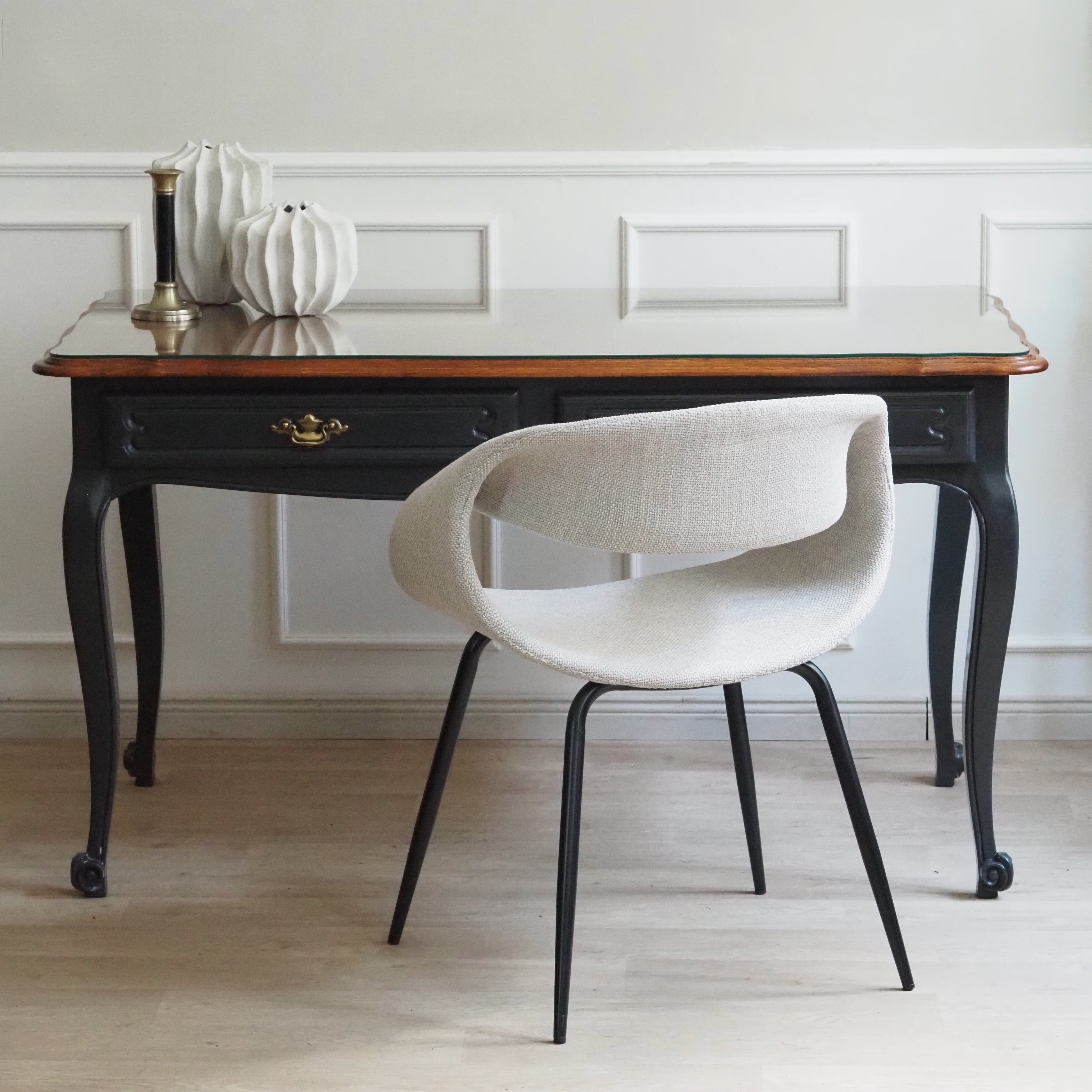 Schreibtisch Louis XV Stil um 1950 – Eiche mit schwarz lackiertem Gestell und Glasplatte