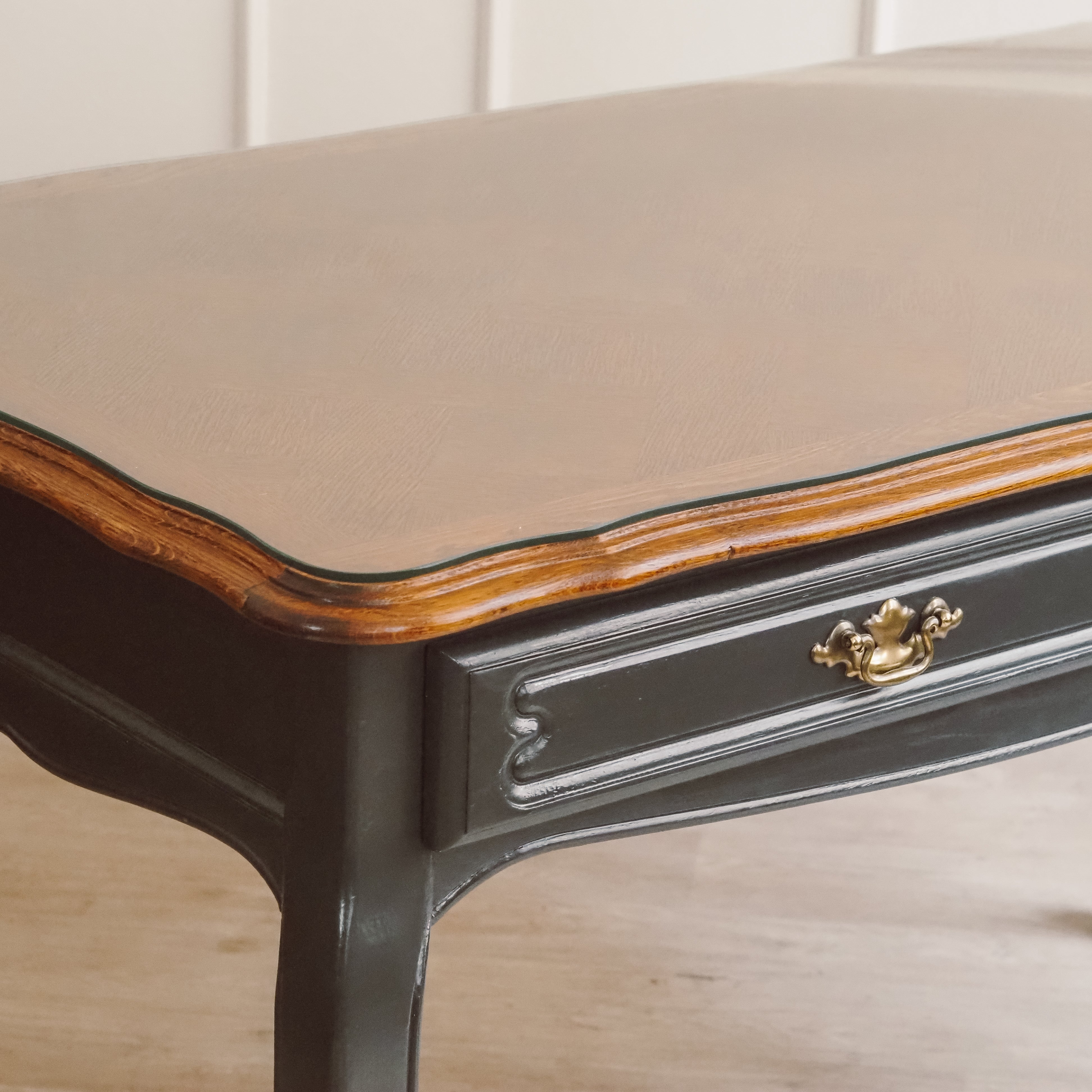Schreibtisch Louis XV Stil um 1950 – Eiche mit schwarz lackiertem Gestell und Glasplatte