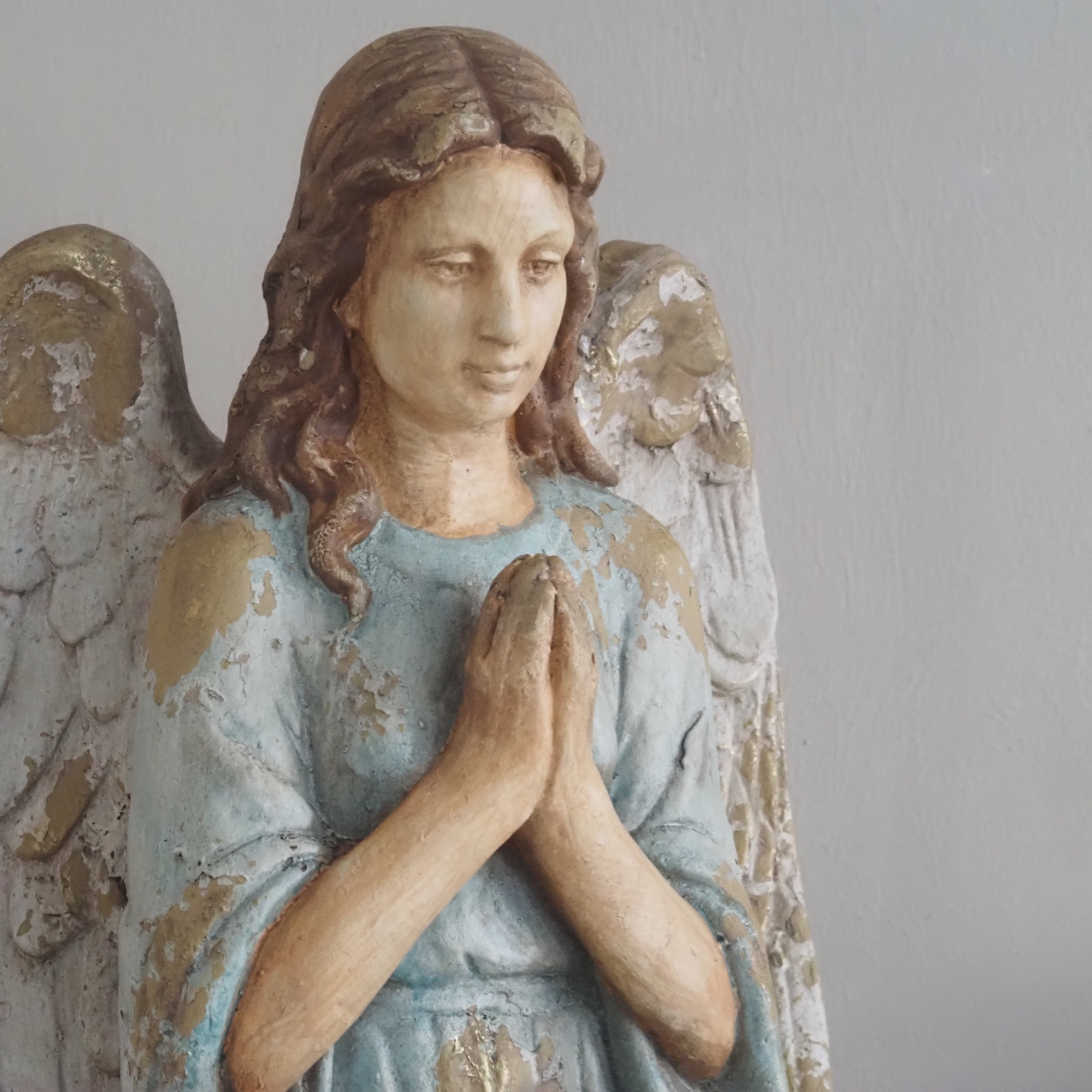 Engelsskulptur · historisierende Replik in Gebetshaltung, Statue Engel