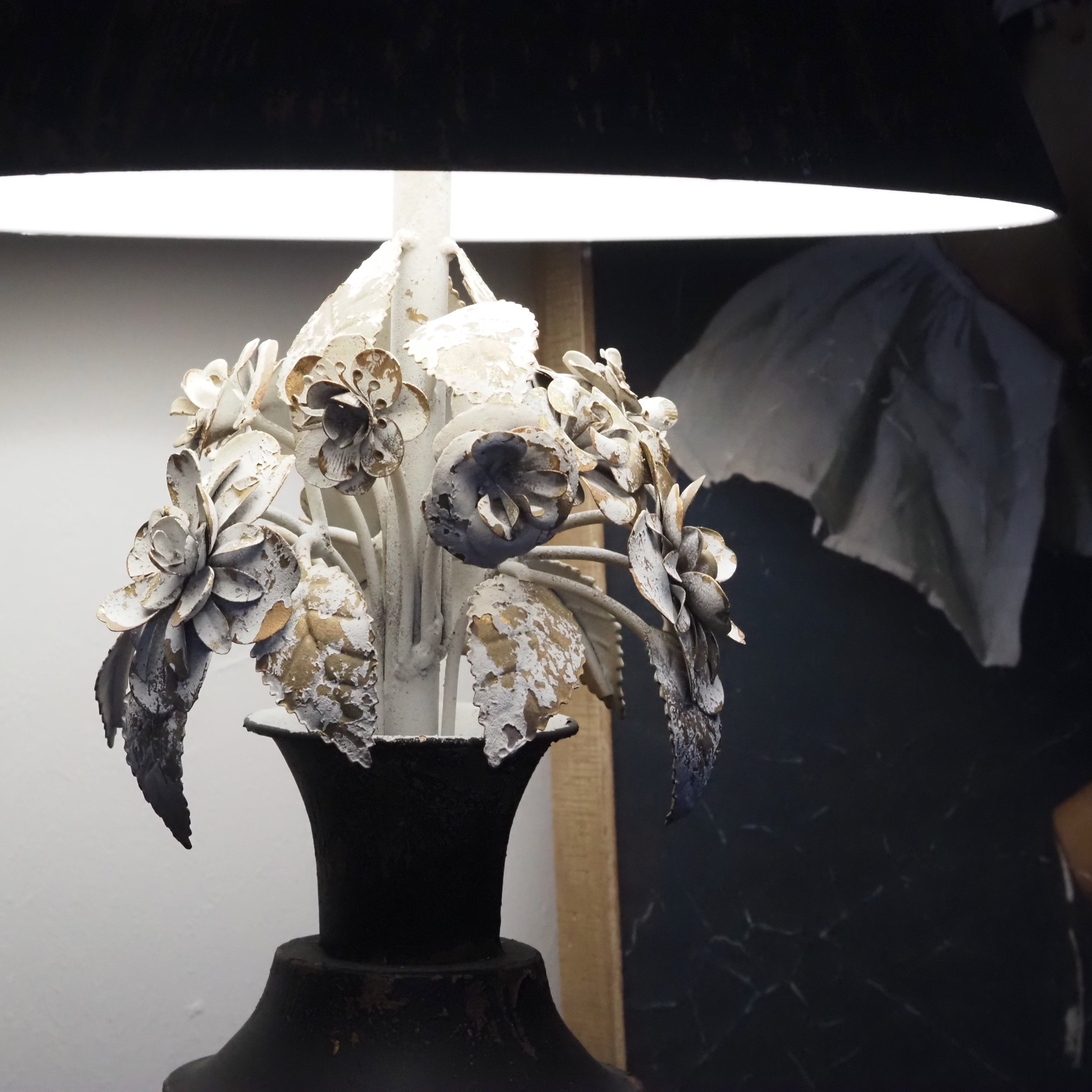 Tischlampe mit floralem Metallrelief · historisierender Stil