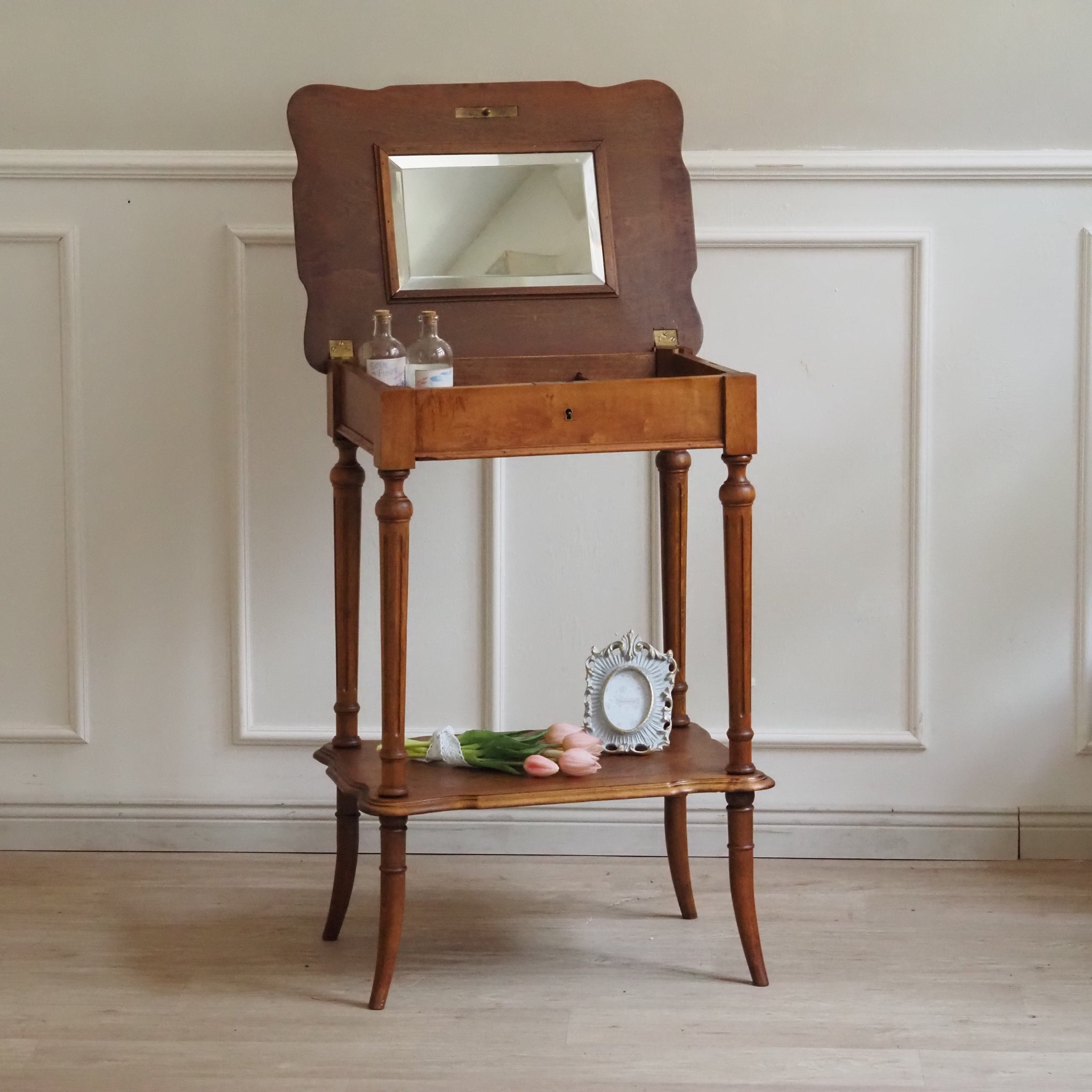 Antiker Frisiertisch mit Facettenspiegel - Aufklappbarer kleiner Schminktisch