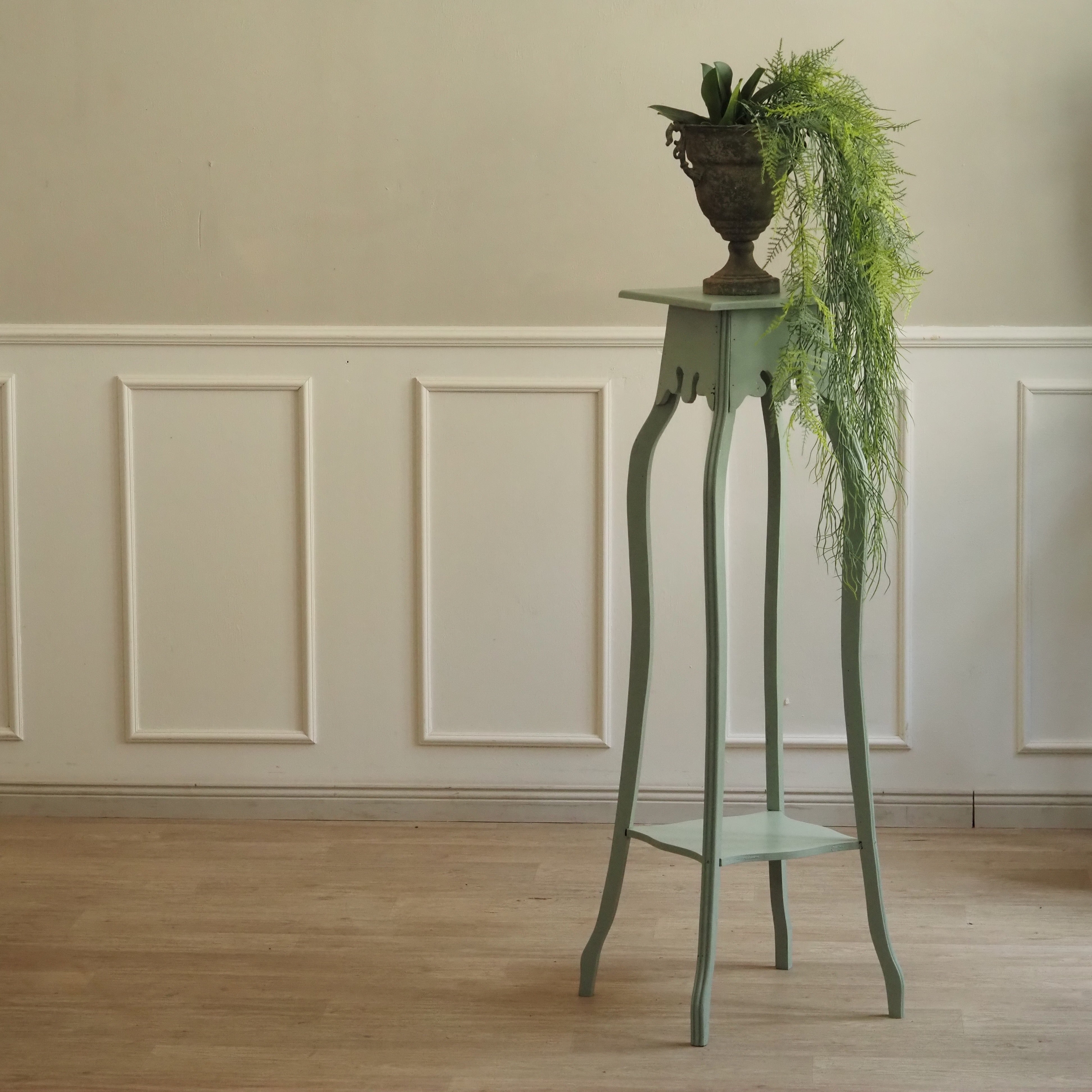 Blumenständer Mintgrün · Zweistöckige Holzsäule mit geschwungenen Beinen