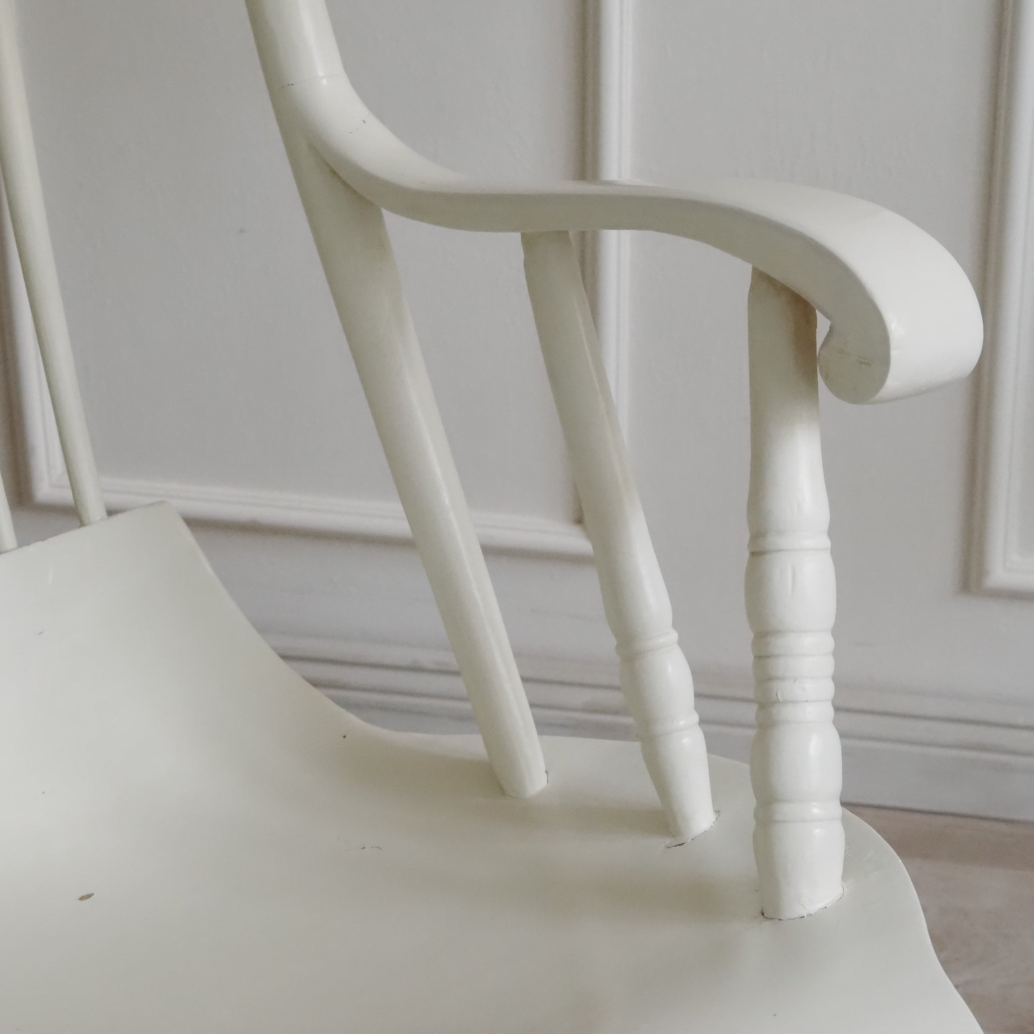 Vintage Schaukelstuhl im Windsor-Stil weiß lackiert