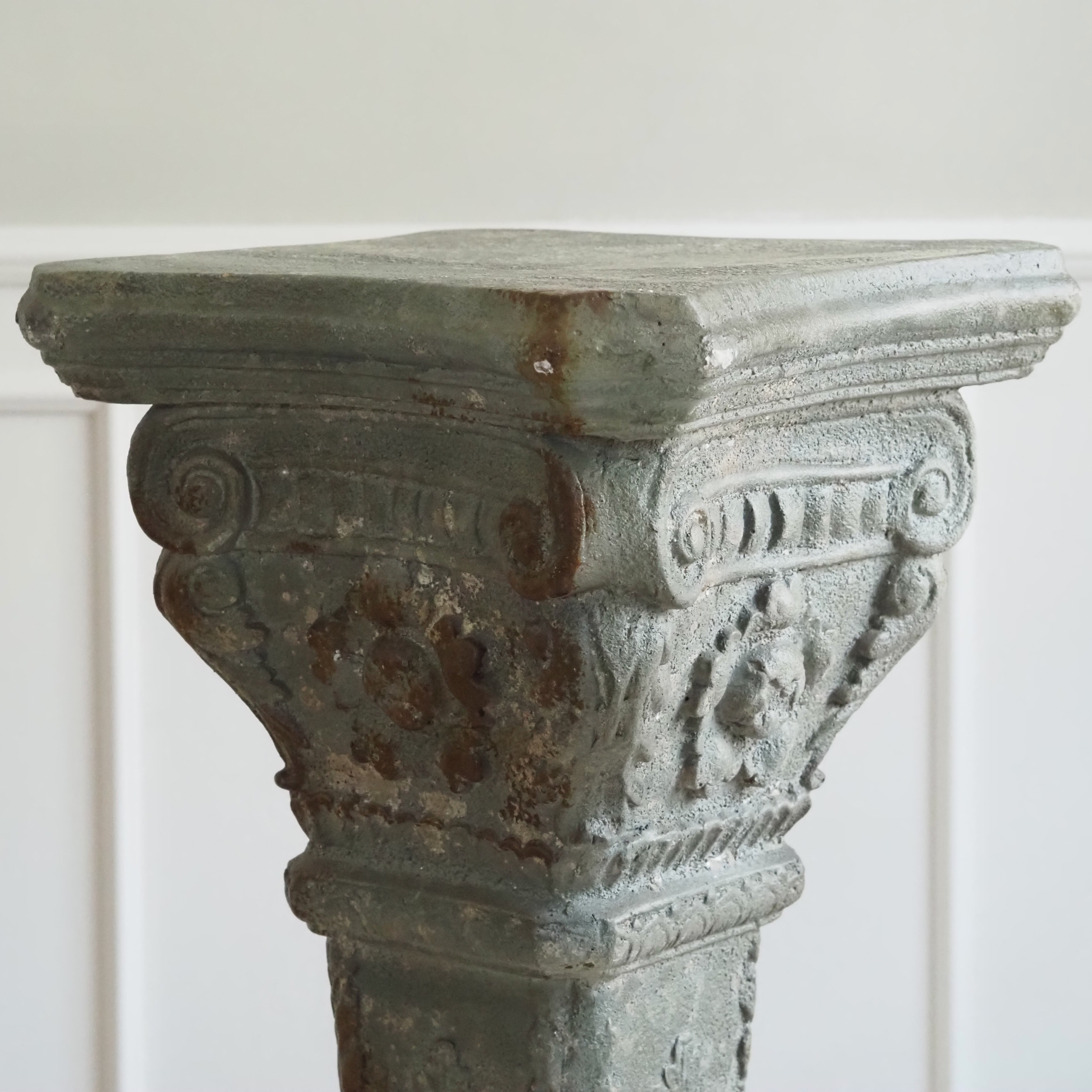 Dekosäule Steinoptik · Historisierende Blumensäule mit ionischem Kapitell