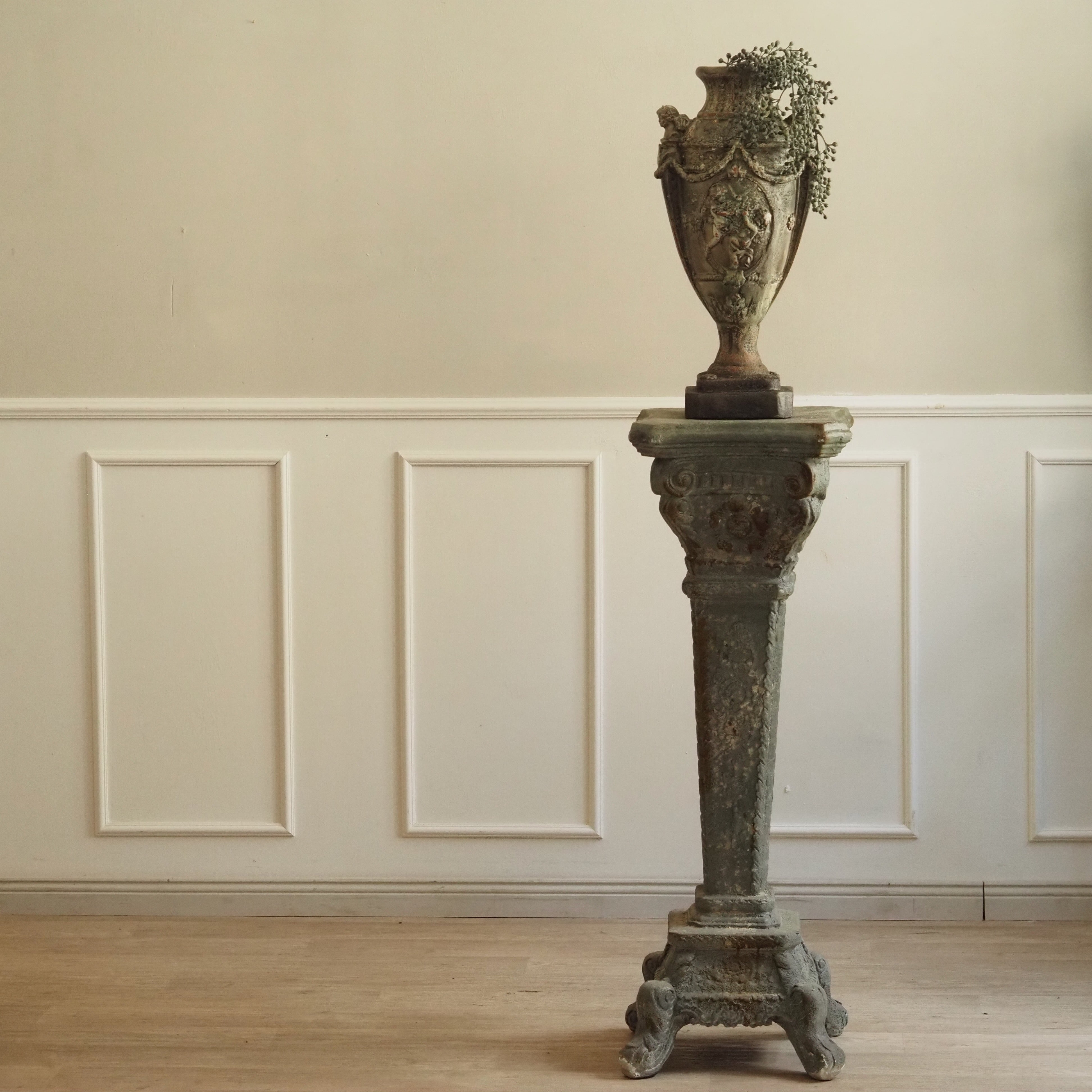 Dekosäule Steinoptik · Historisierende Blumensäule mit ionischem Kapitell
