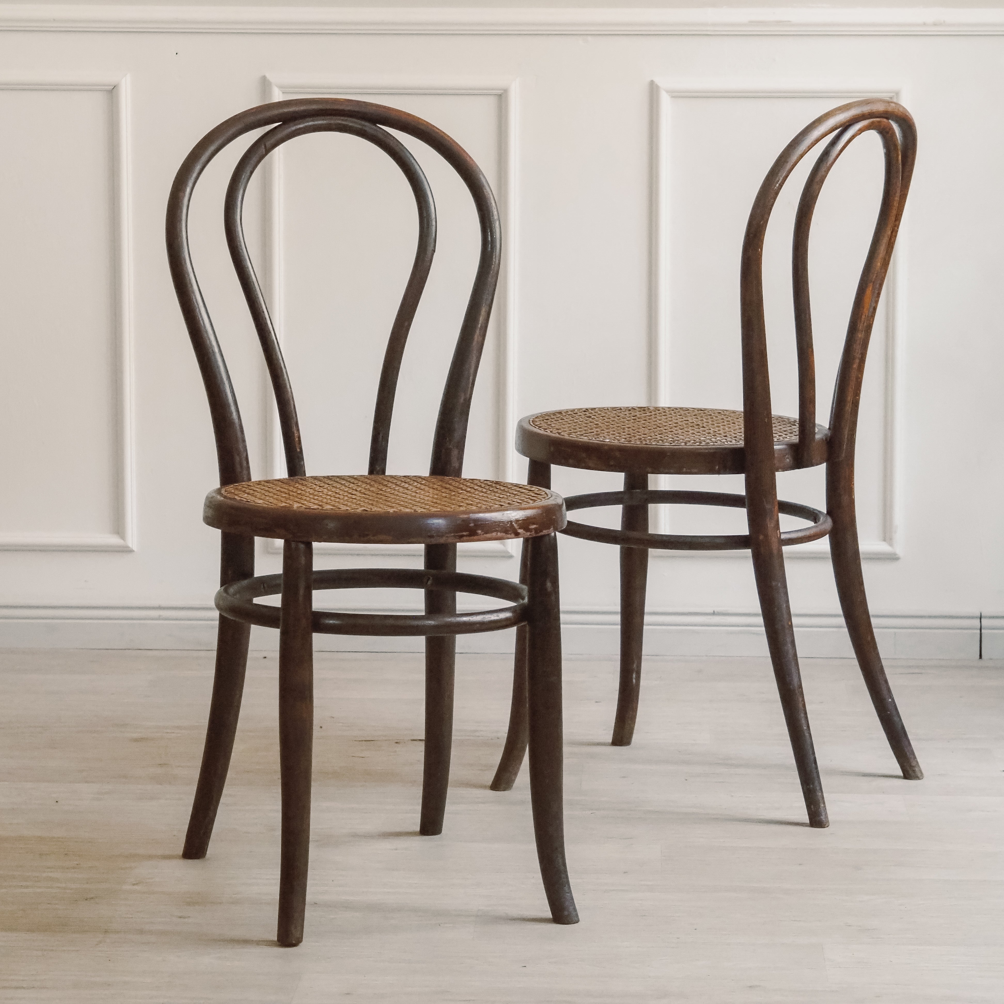 Bistrostühle im Thonet-Stil mit Wiener Geflecht, um 1900 – Paar