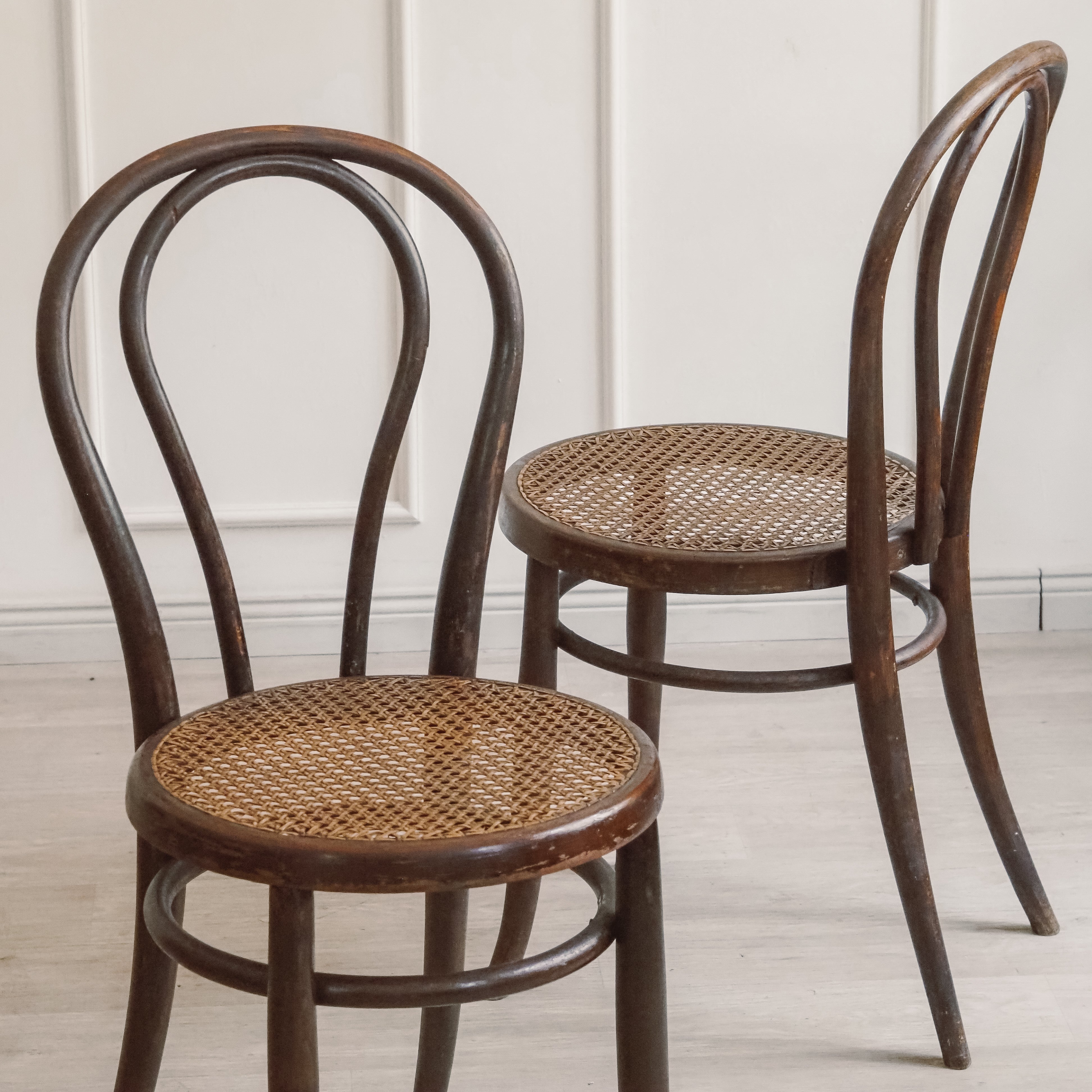 Bistrostühle im Thonet-Stil mit Wiener Geflecht, um 1900 – Paar
