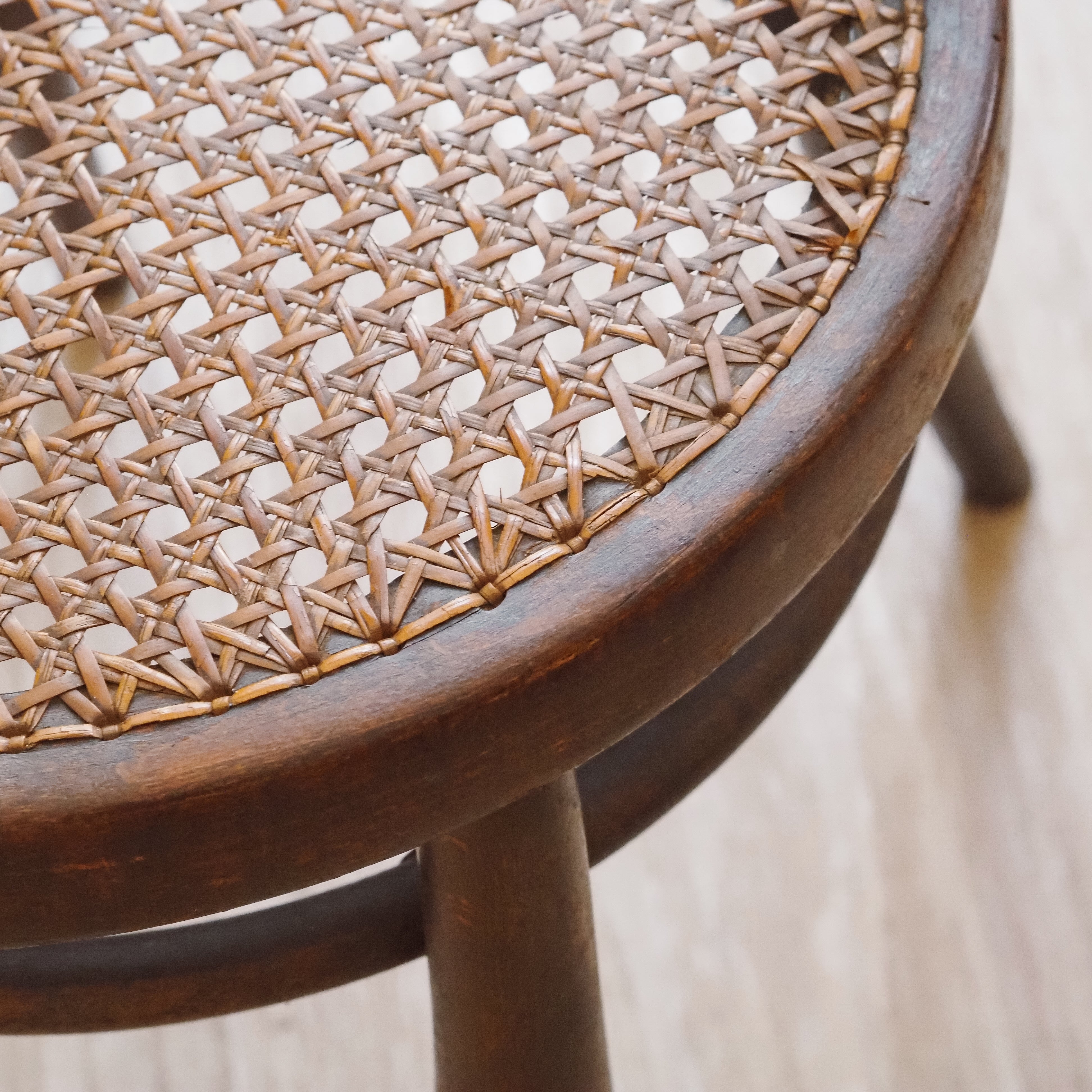Bistrostühle im Thonet-Stil mit Wiener Geflecht, um 1900 – Paar