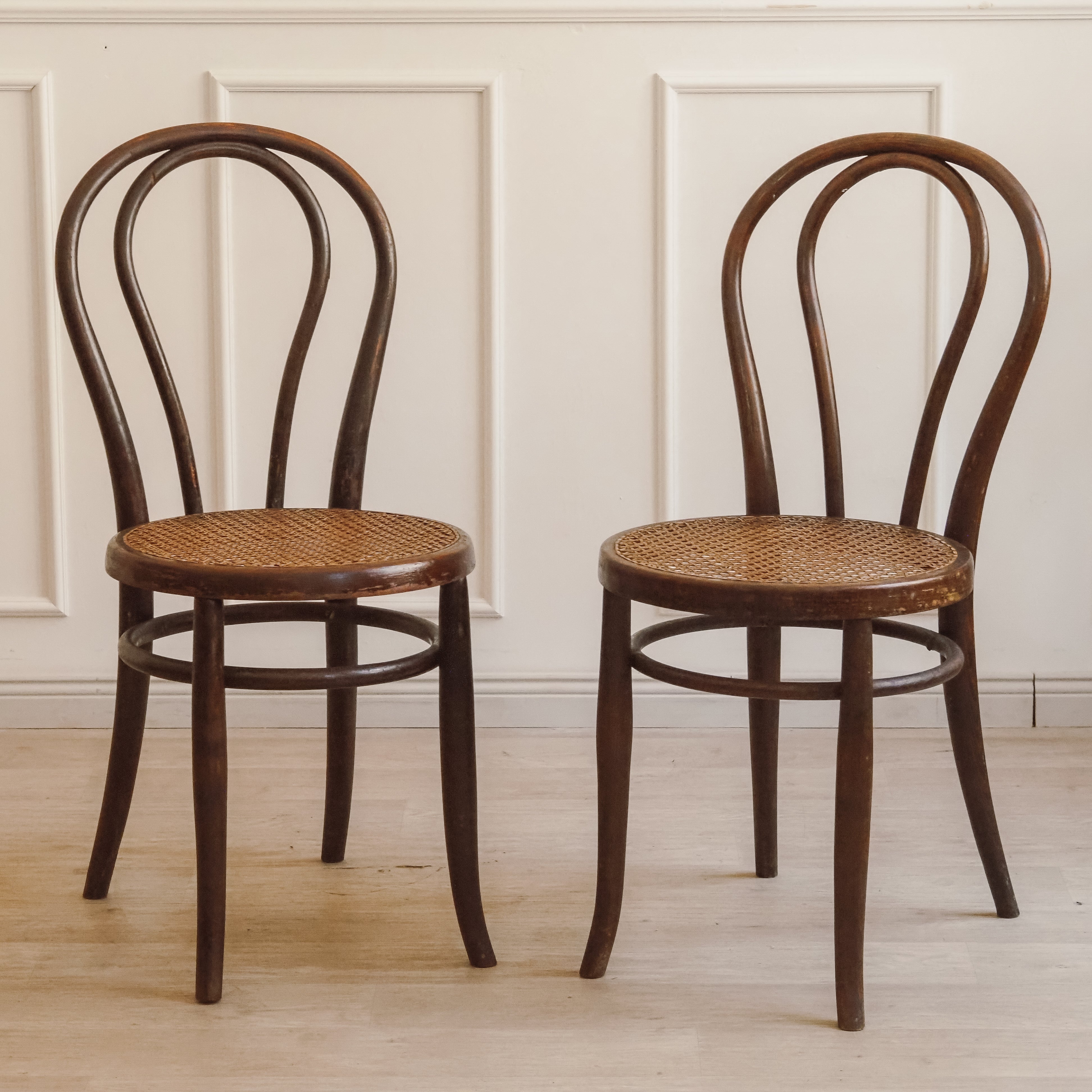Bistrostühle im Thonet-Stil mit Wiener Geflecht, um 1900 – Paar