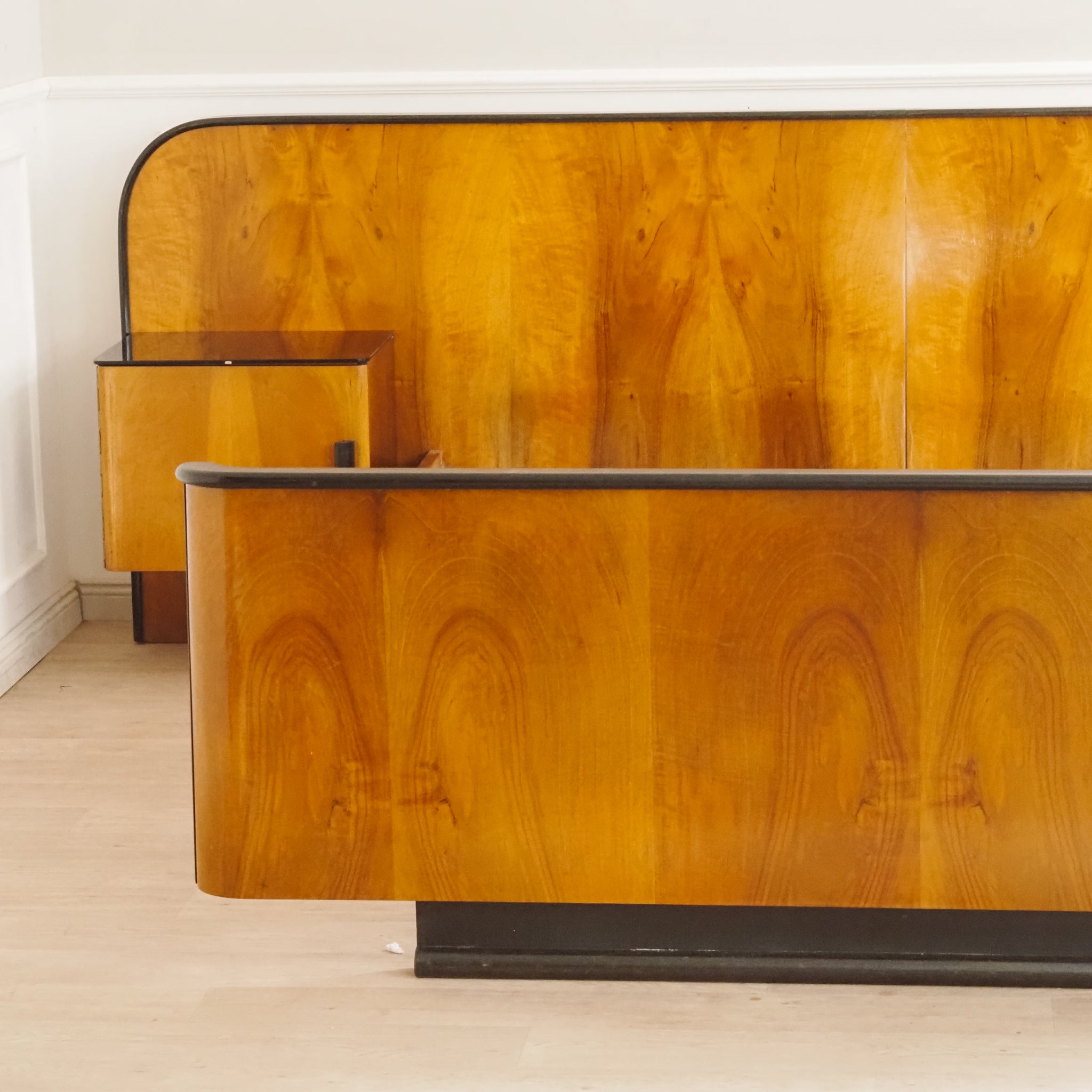 Doppelbett Design Halabala mit schwebenden Nachtkästchen - Art Déco Übergang Midcentury