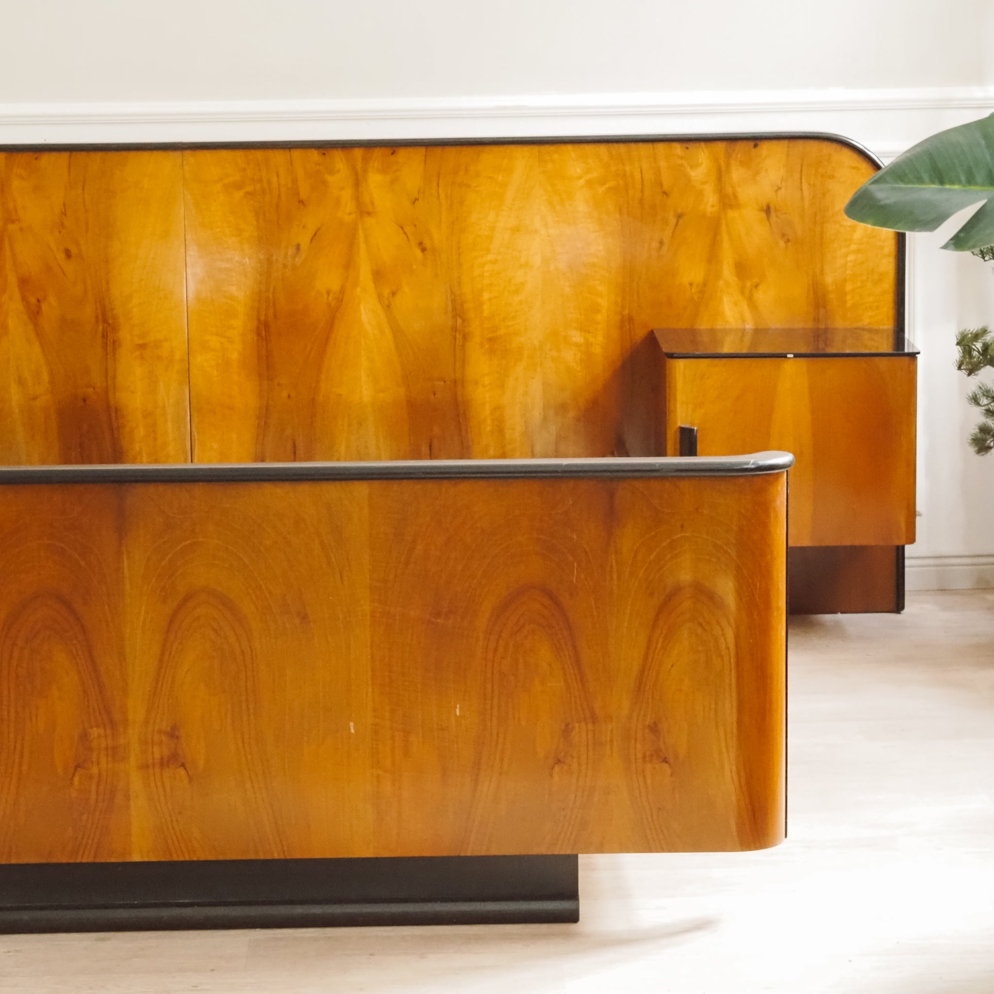 Doppelbett Design Halabala mit schwebenden Nachtkästchen - Art Déco Übergang Midcentury
