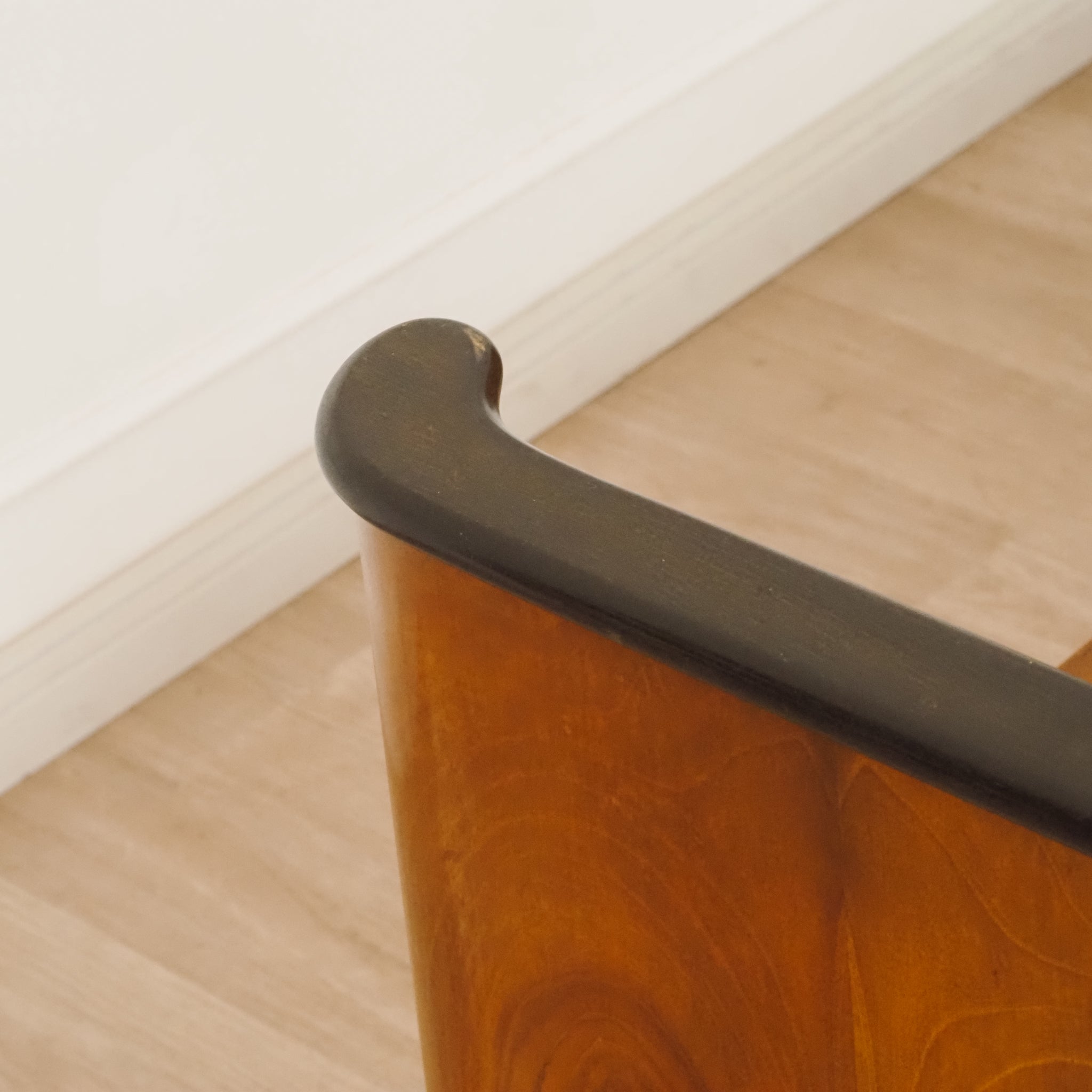 Doppelbett Design Halabala mit schwebenden Nachtkästchen - Art Déco Übergang Midcentury