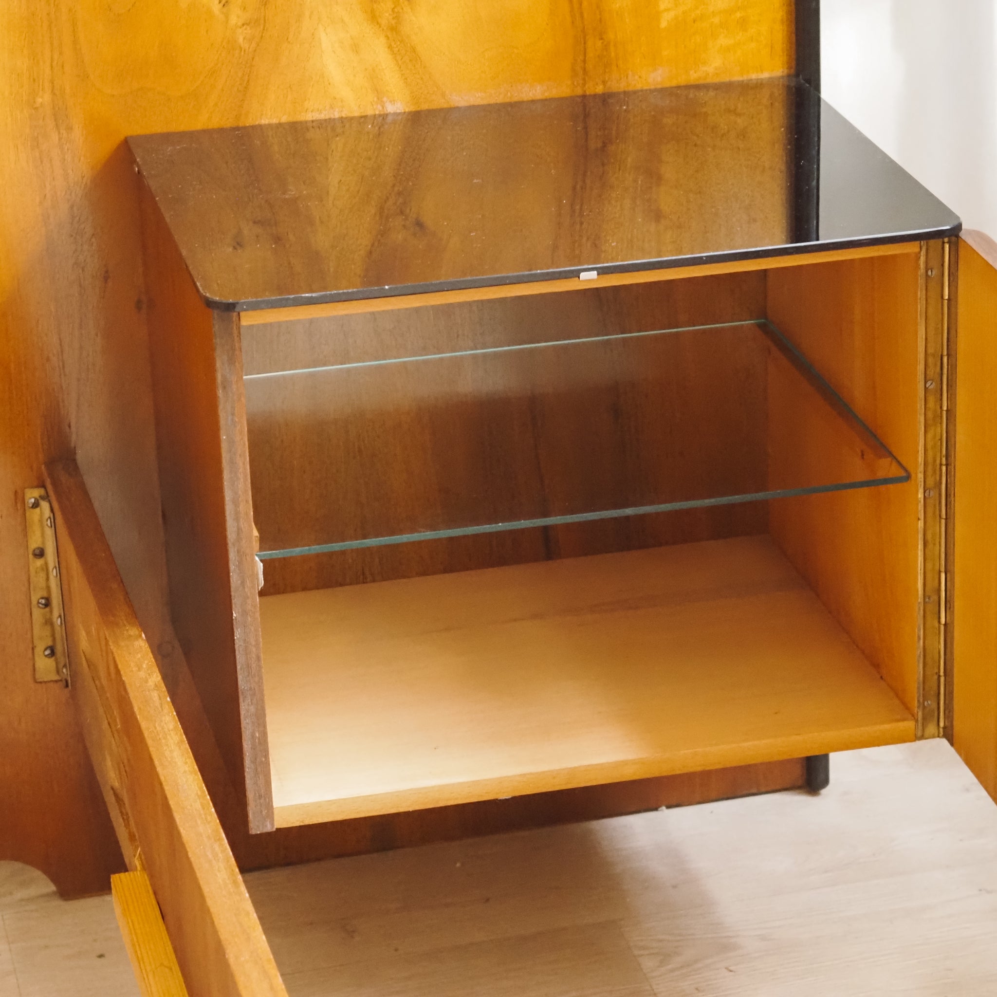 Doppelbett Design Halabala mit schwebenden Nachtkästchen - Art Déco Übergang Midcentury