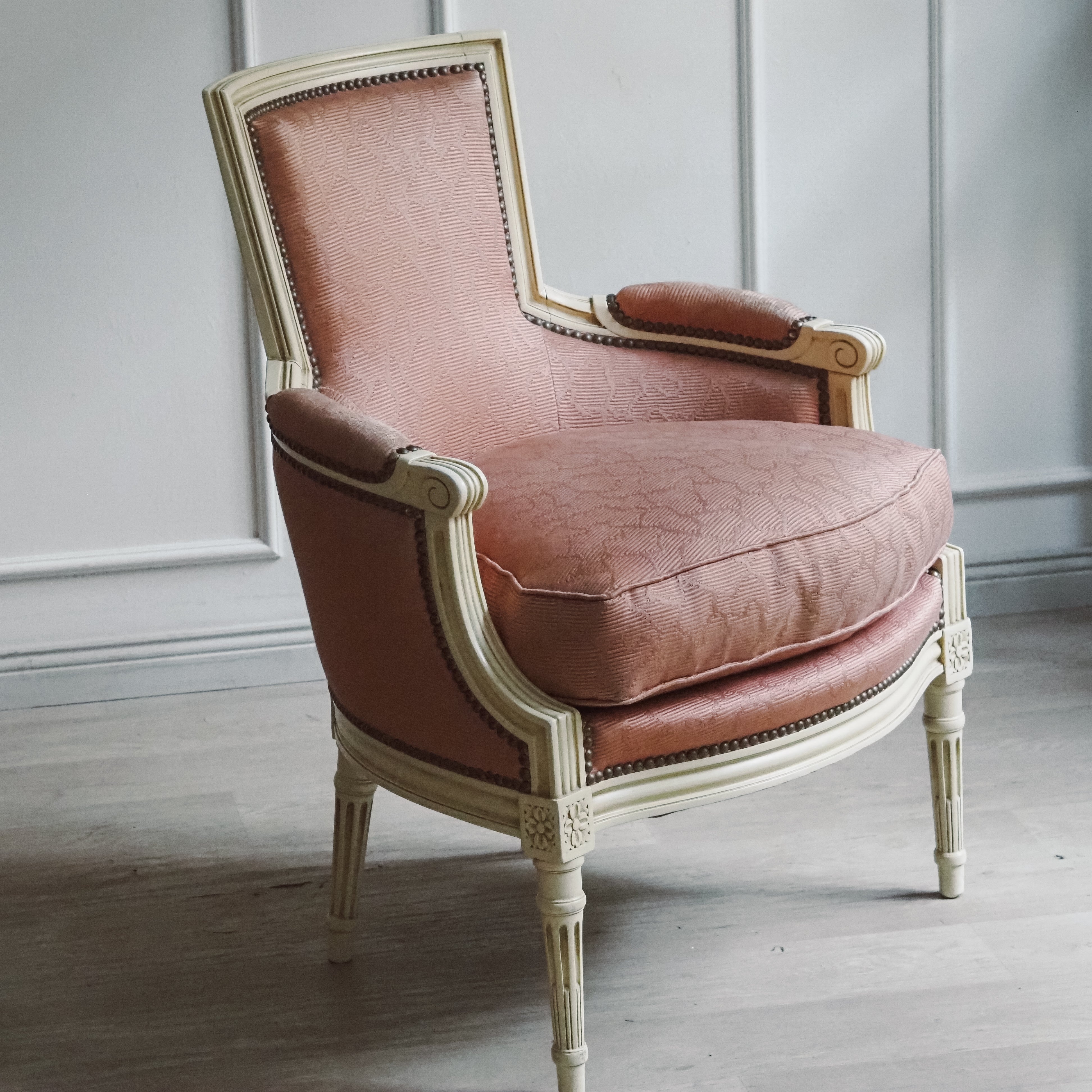 Bergère Louis XVI Stil – weiß lackierter Sessel, Frankreich, Mitte 20. Jahrhundert