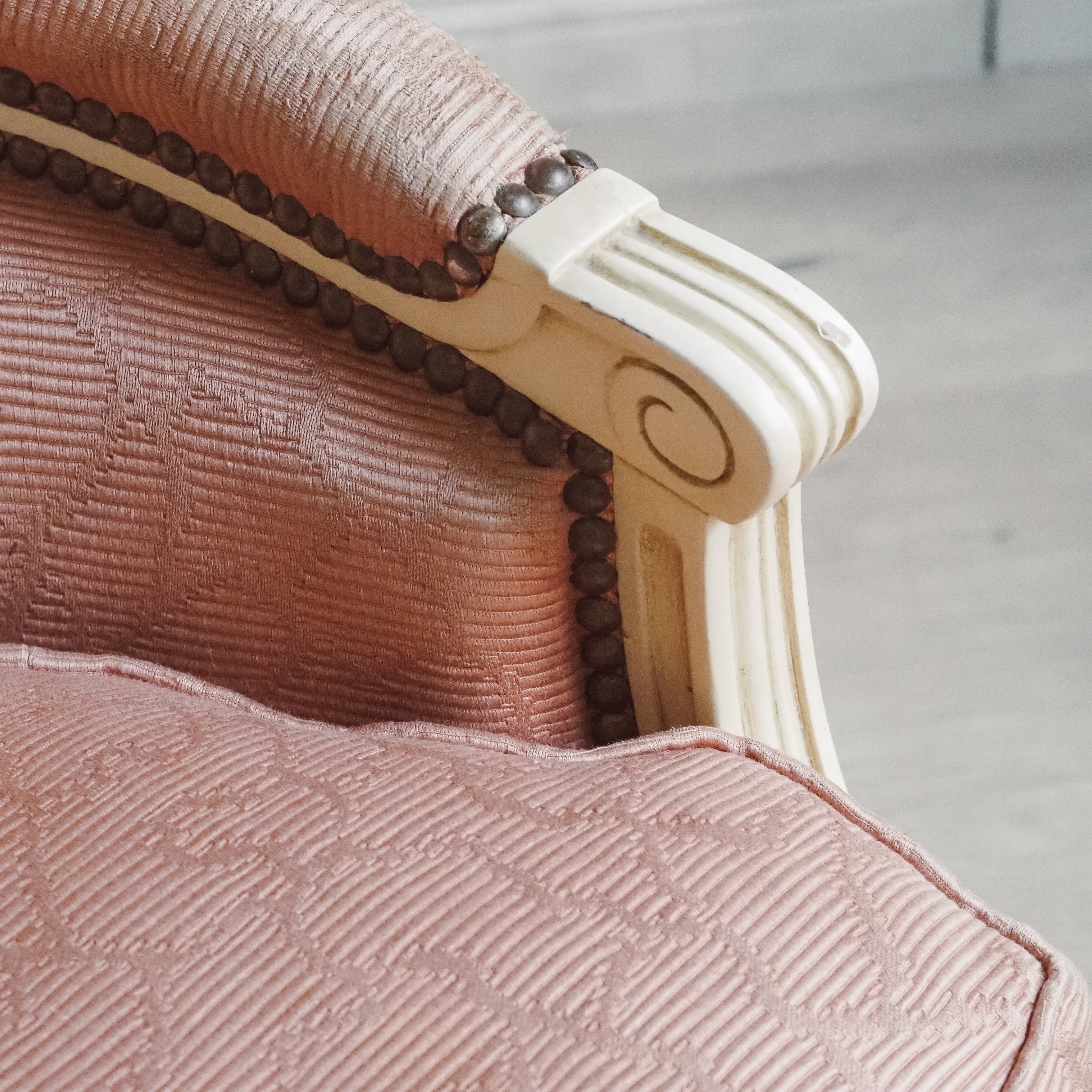 Bergère Louis XVI Stil – weiß lackierter Sessel, Frankreich, Mitte 20. Jahrhundert
