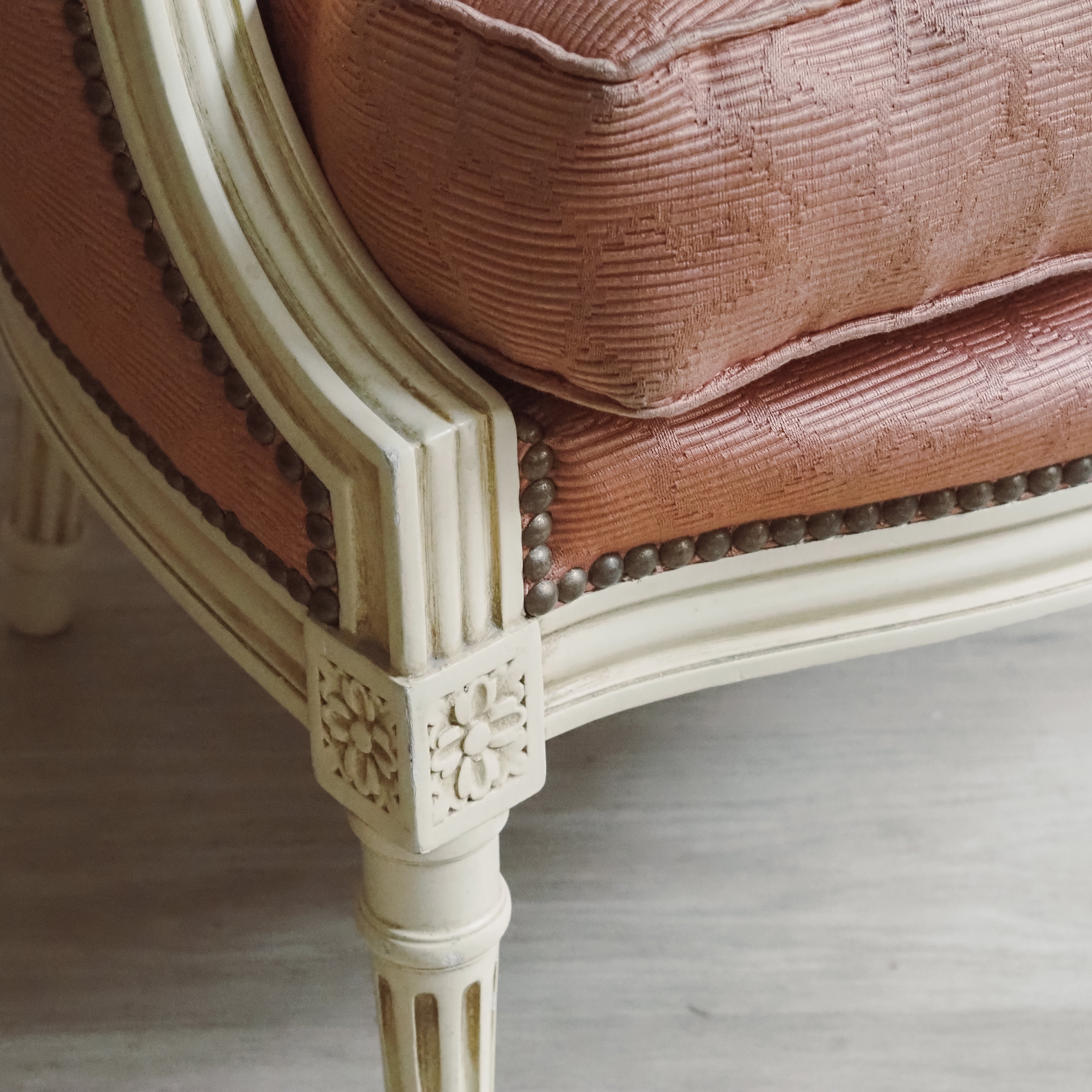 Bergère Louis XVI Stil – weiß lackierter Sessel, Frankreich, Mitte 20. Jahrhundert