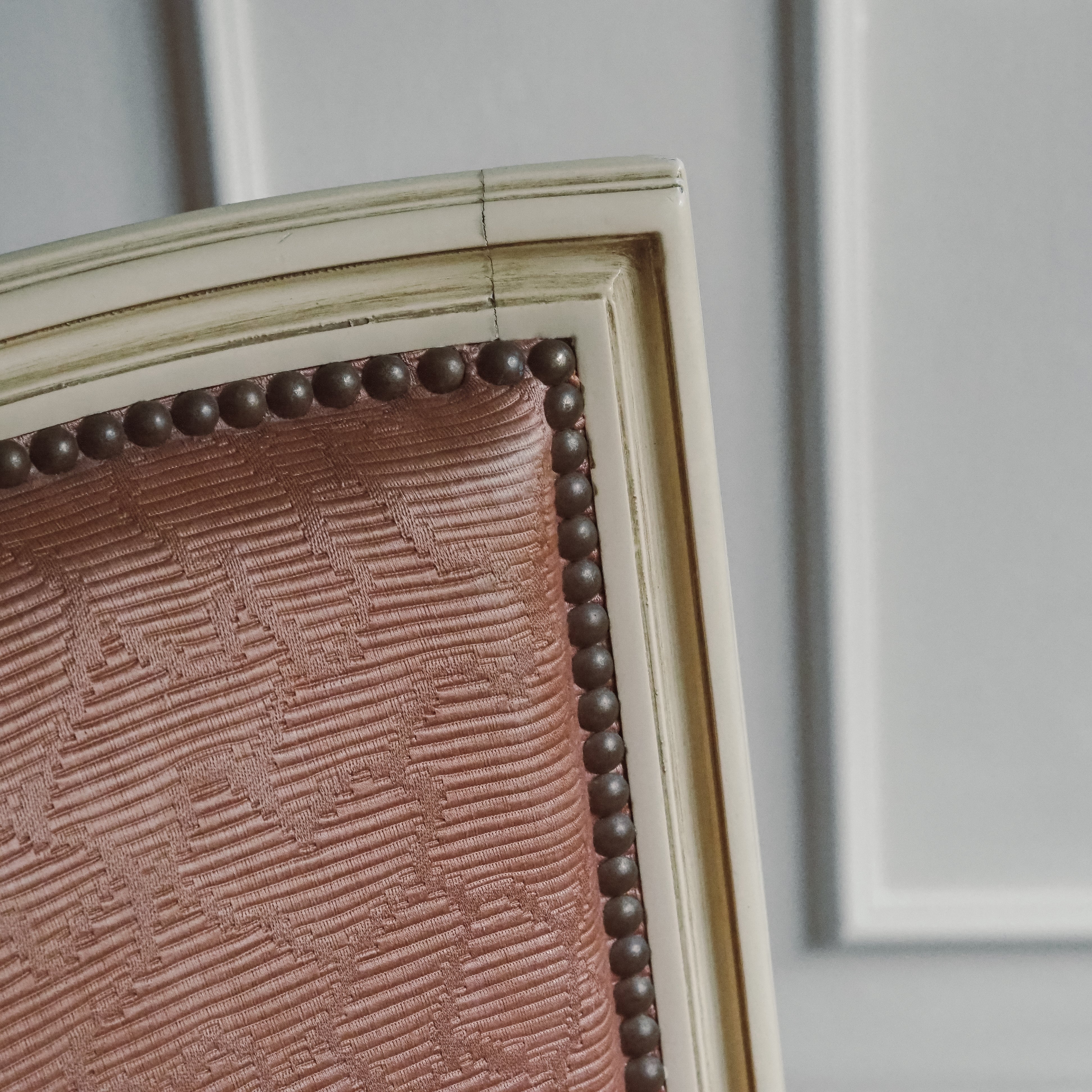 Bergère Louis XVI Stil – weiß lackierter Sessel, Frankreich, Mitte 20. Jahrhundert