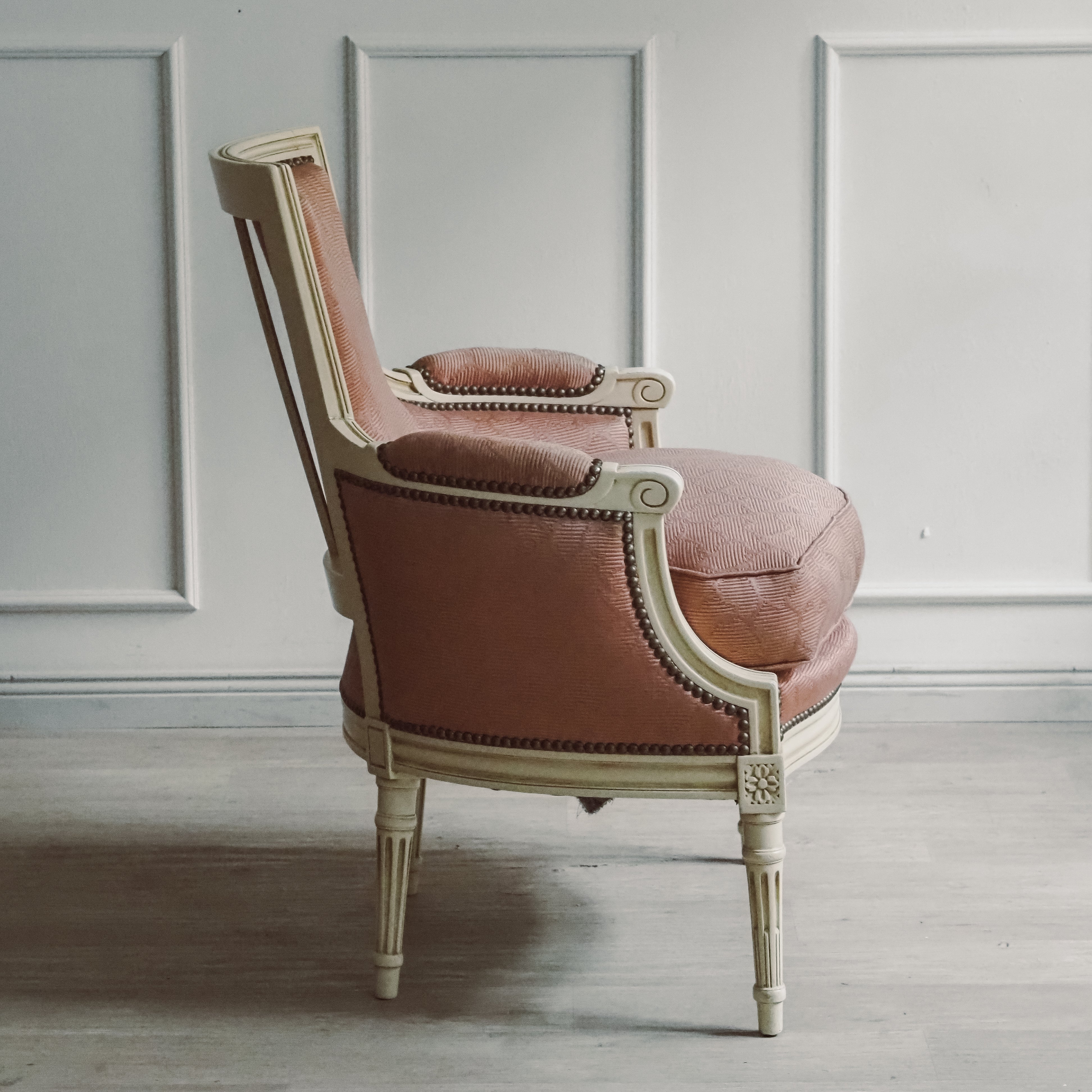 Bergère Louis XVI Stil – weiß lackierter Sessel, Frankreich, Mitte 20. Jahrhundert
