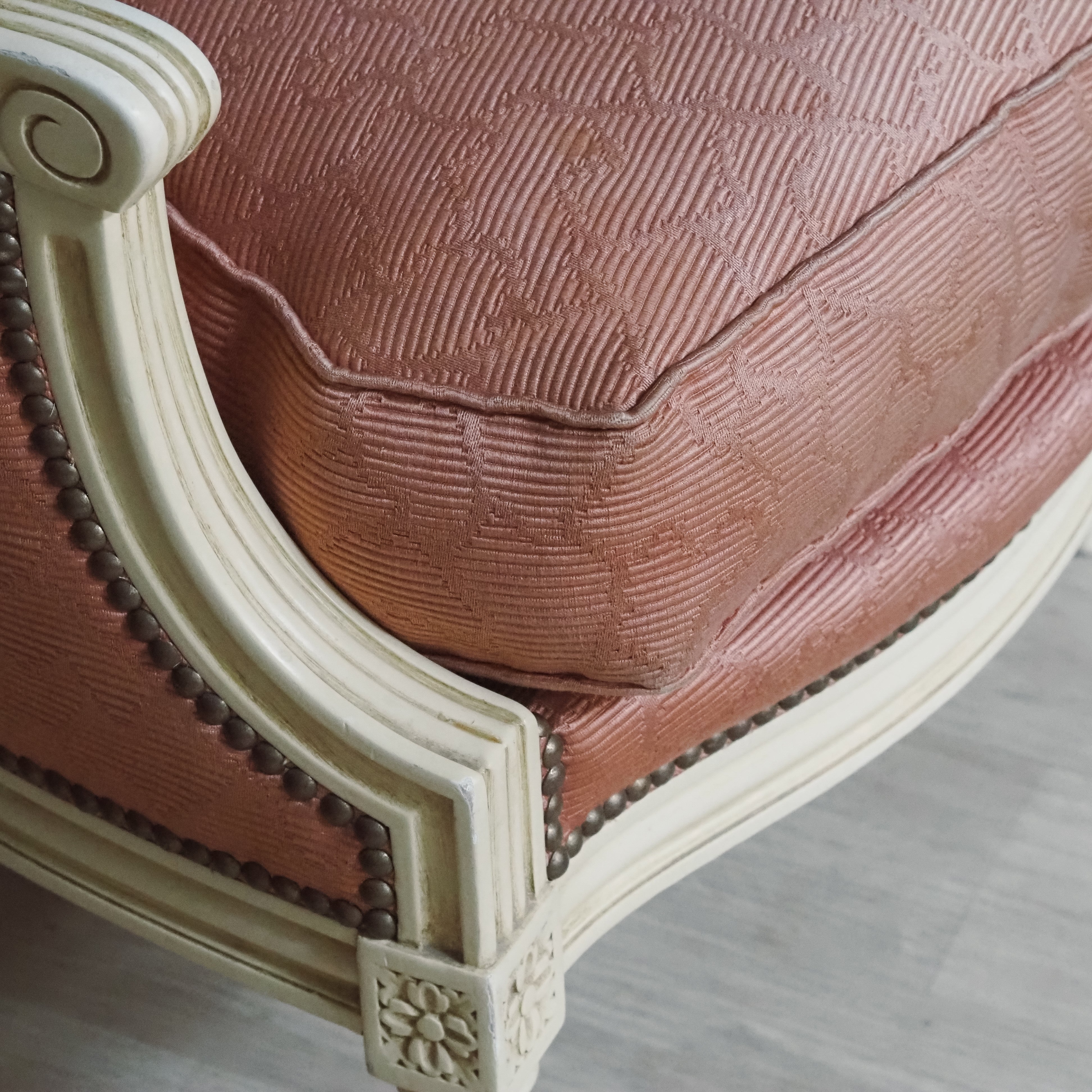 Bergère Louis XVI Stil – weiß lackierter Sessel, Frankreich, Mitte 20. Jahrhundert