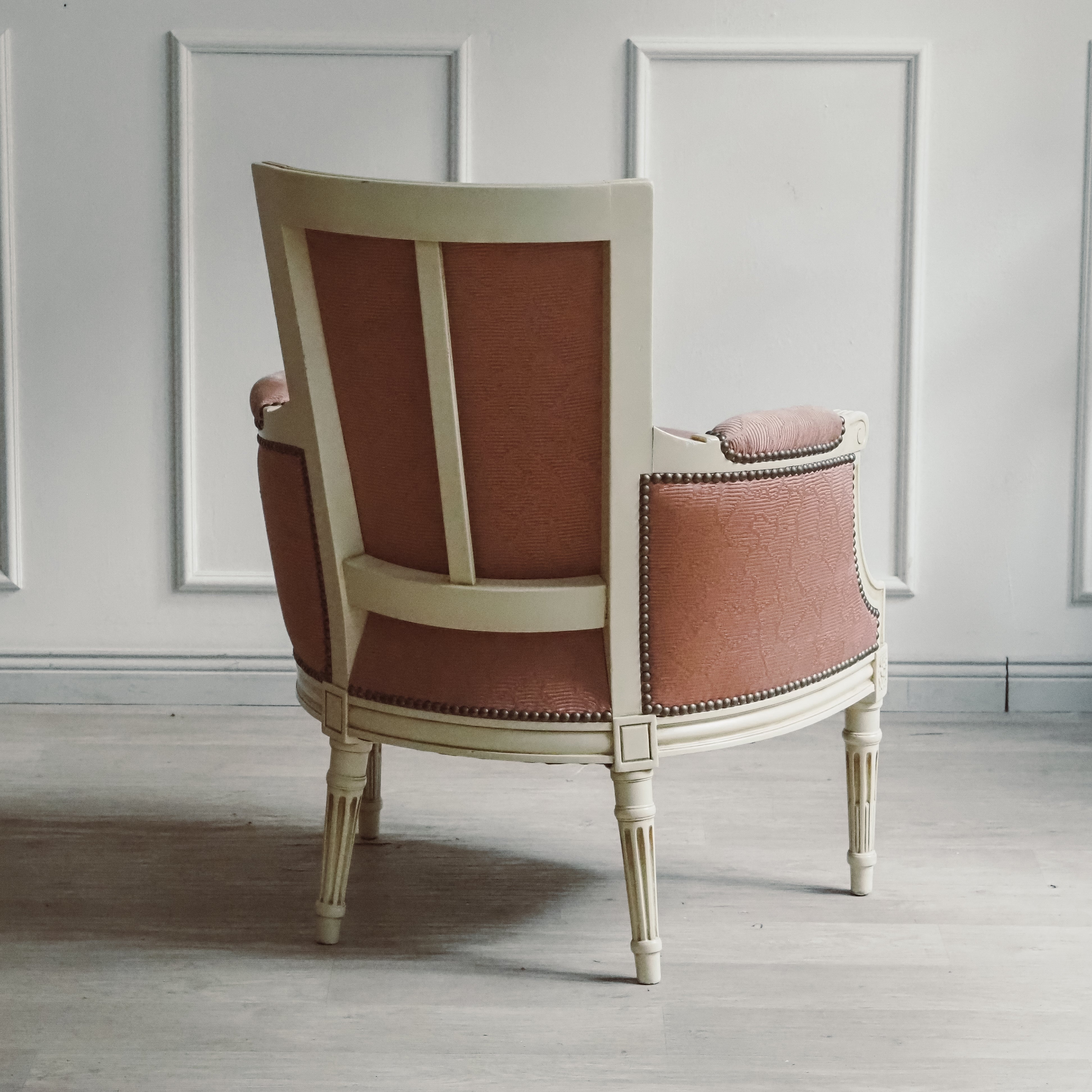 Bergère Louis XVI Stil – weiß lackierter Sessel, Frankreich, Mitte 20. Jahrhundert