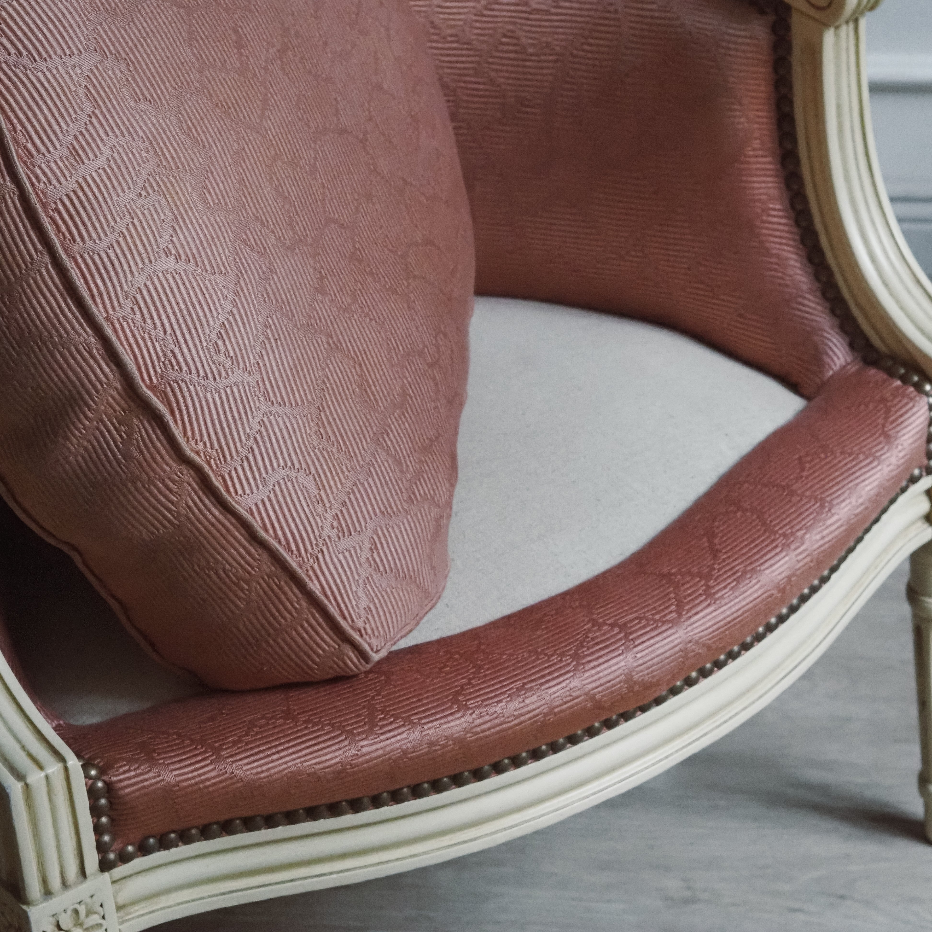 Bergère Louis XVI Stil – weiß lackierter Sessel, Frankreich, Mitte 20. Jahrhundert