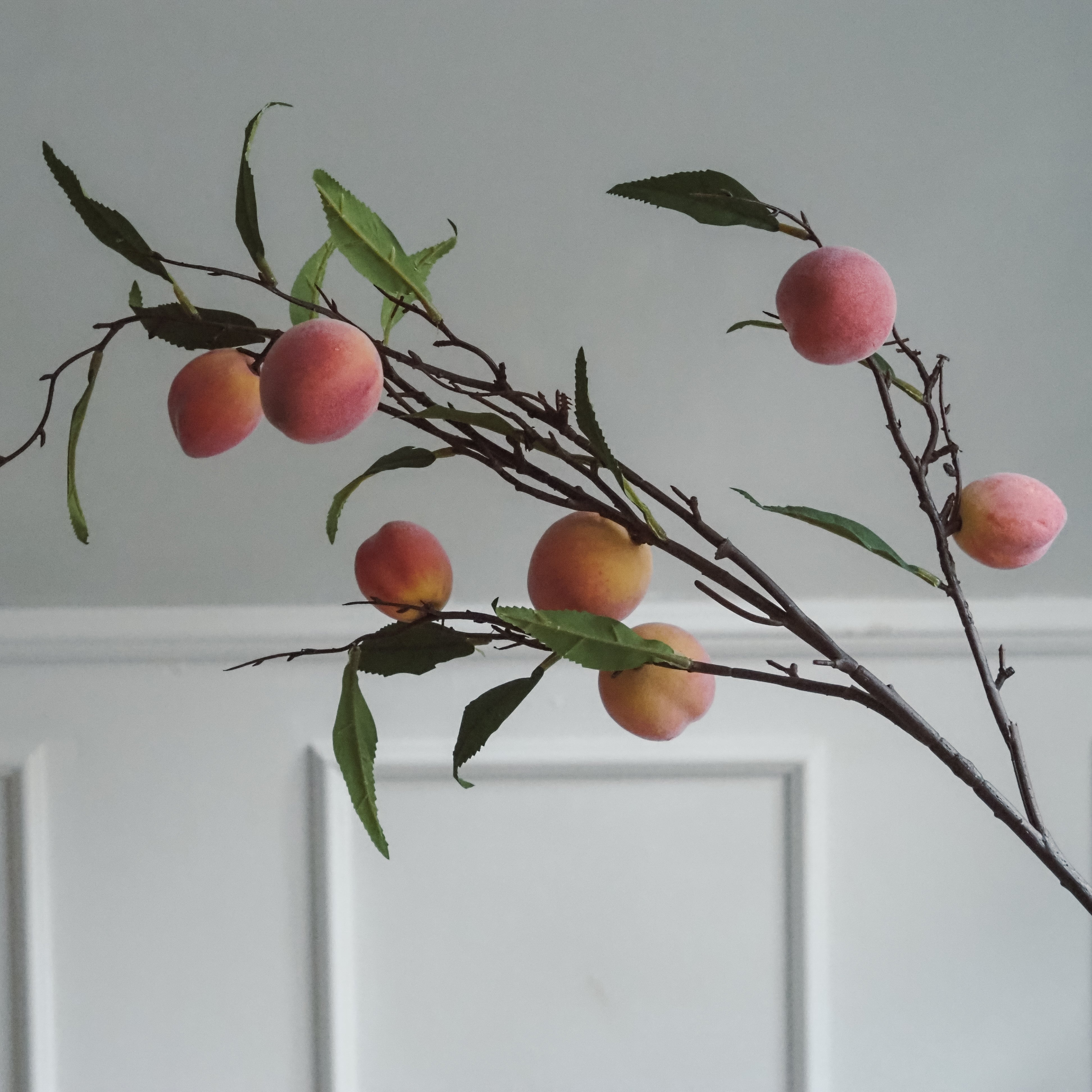 Pfirsichzweig Rosé · Dekozweig mit beflockten Früchten und Blattwerk, 95 cm