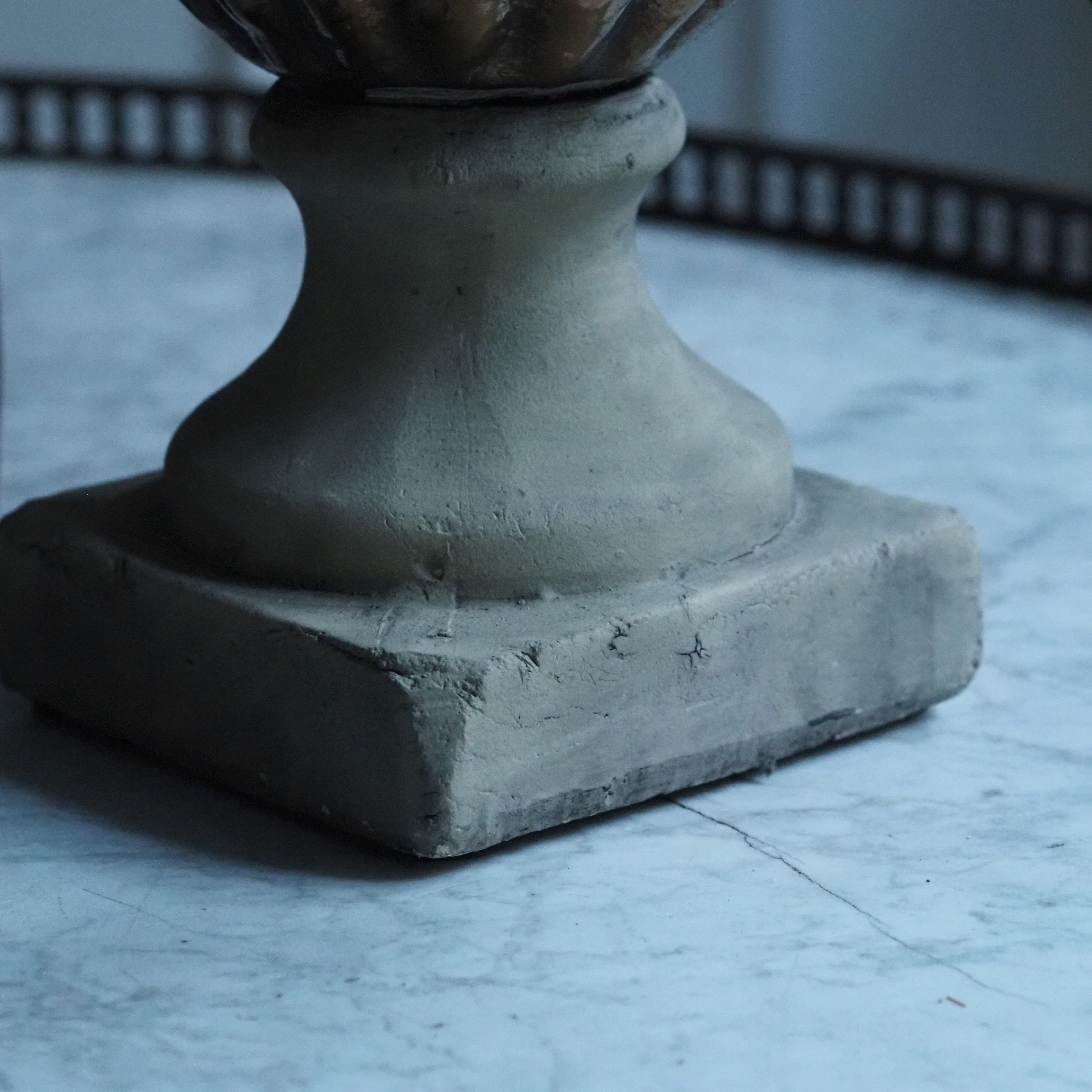 Schale auf Fuß Bronze · Pokalschale aus Steingut in Medici-Form