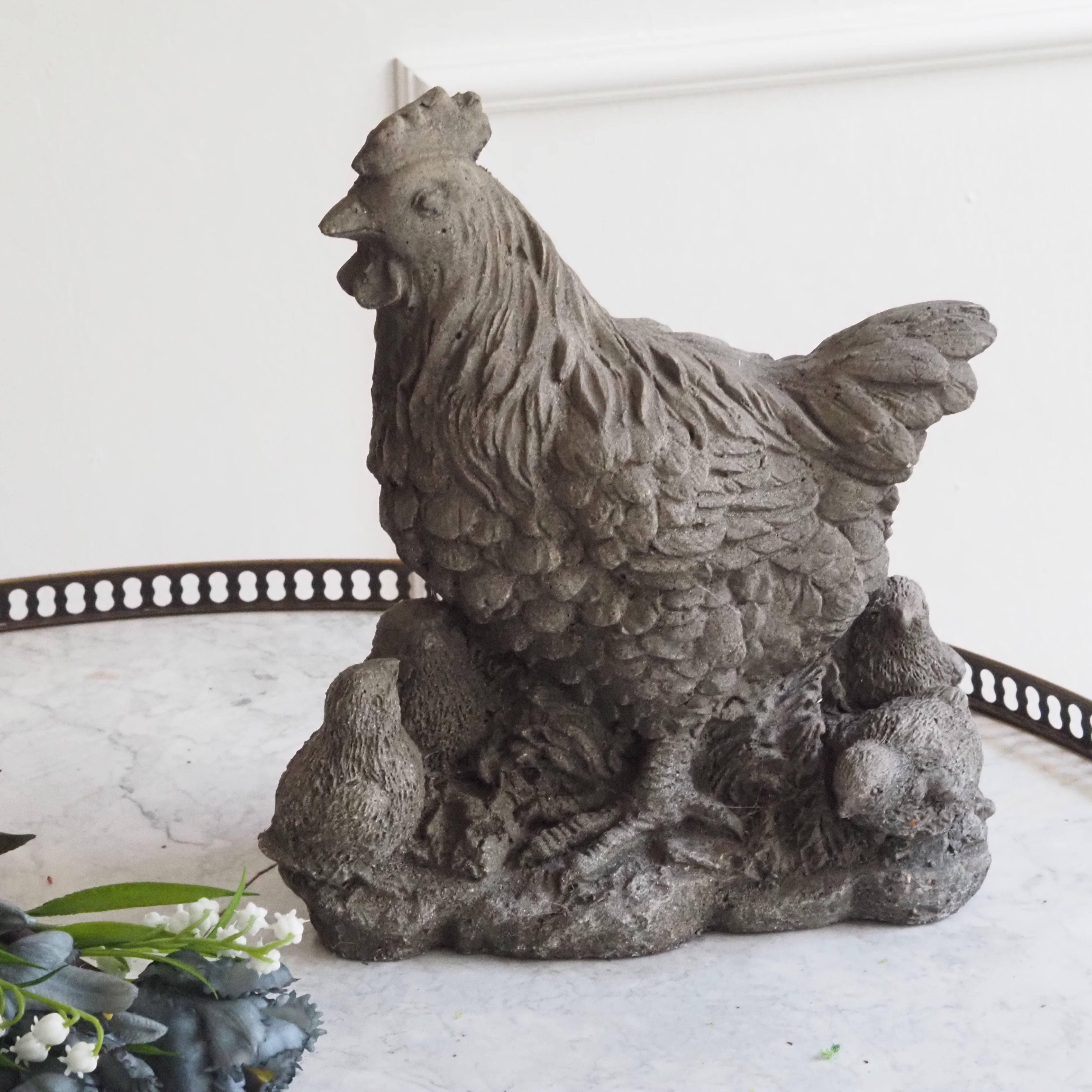 Henne mit Küken · dekorative Gartenfigur aus Beton, Osterdeko