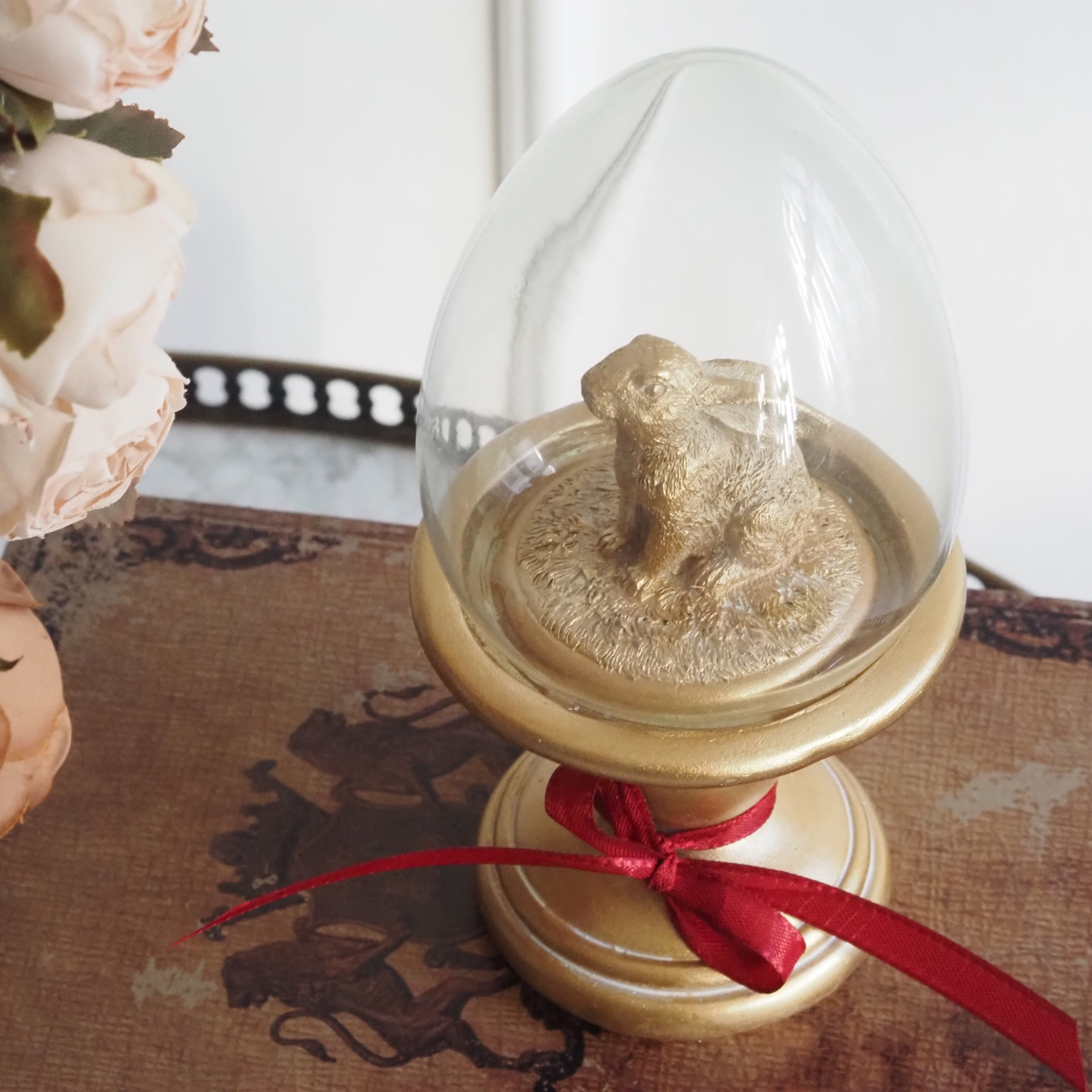 Glaskuppel mit Hasenfigur für Ostern · Dekoratives Objekt im Stil klassischer Glasglocken