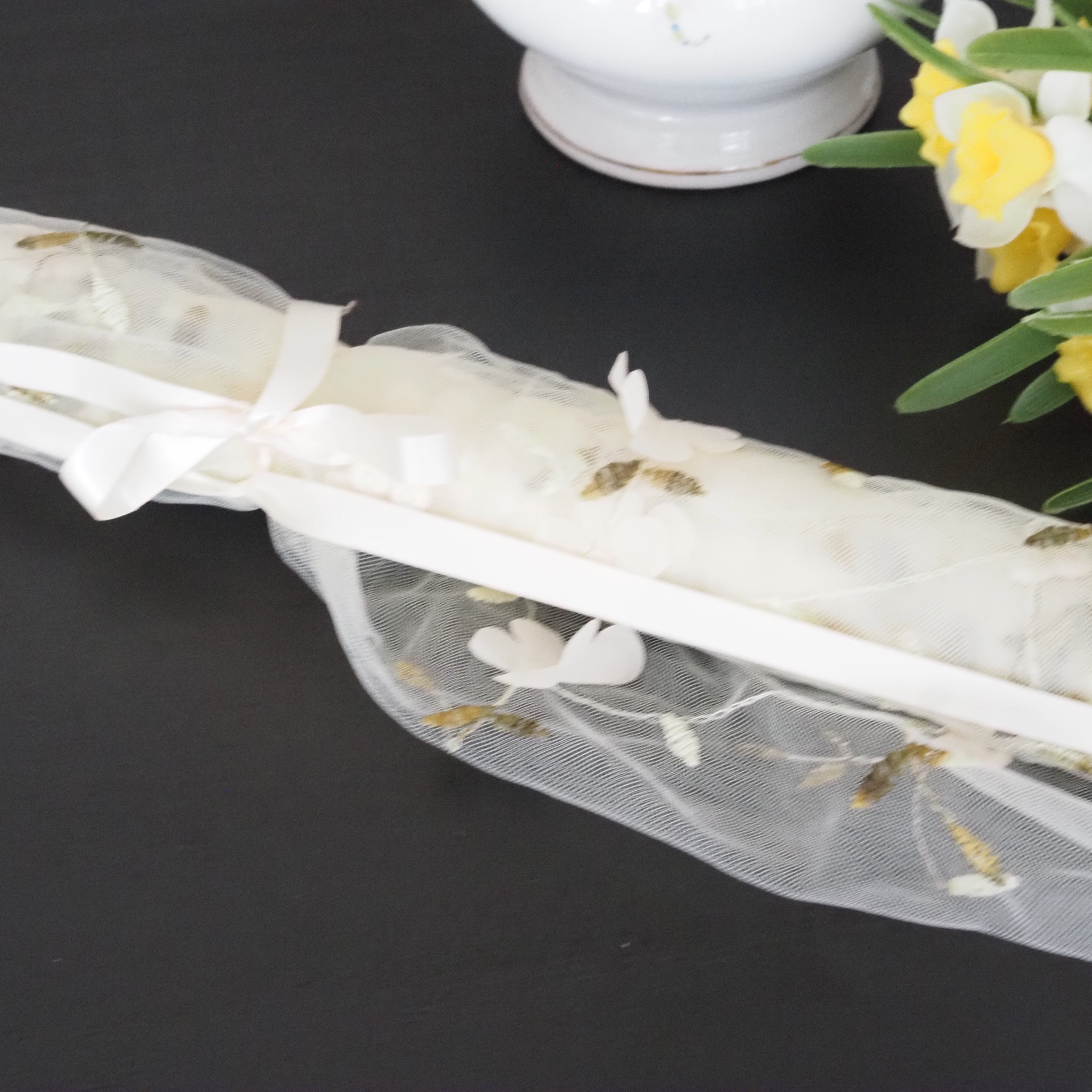 Dekostoff Bohemien · transparenter Stickstoff mit floraler Applikation