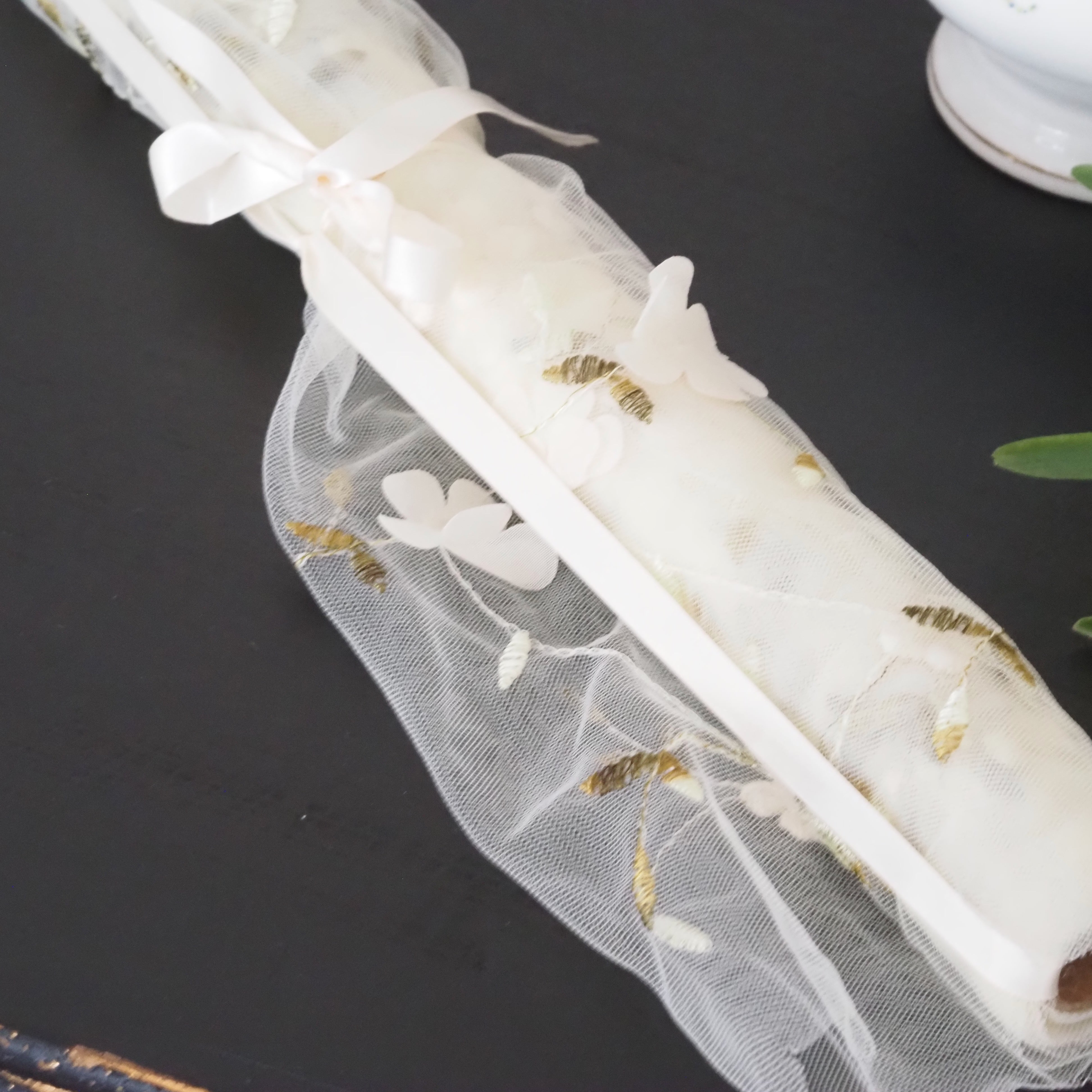 Dekostoff Bohemien · transparenter Stickstoff mit floraler Applikation