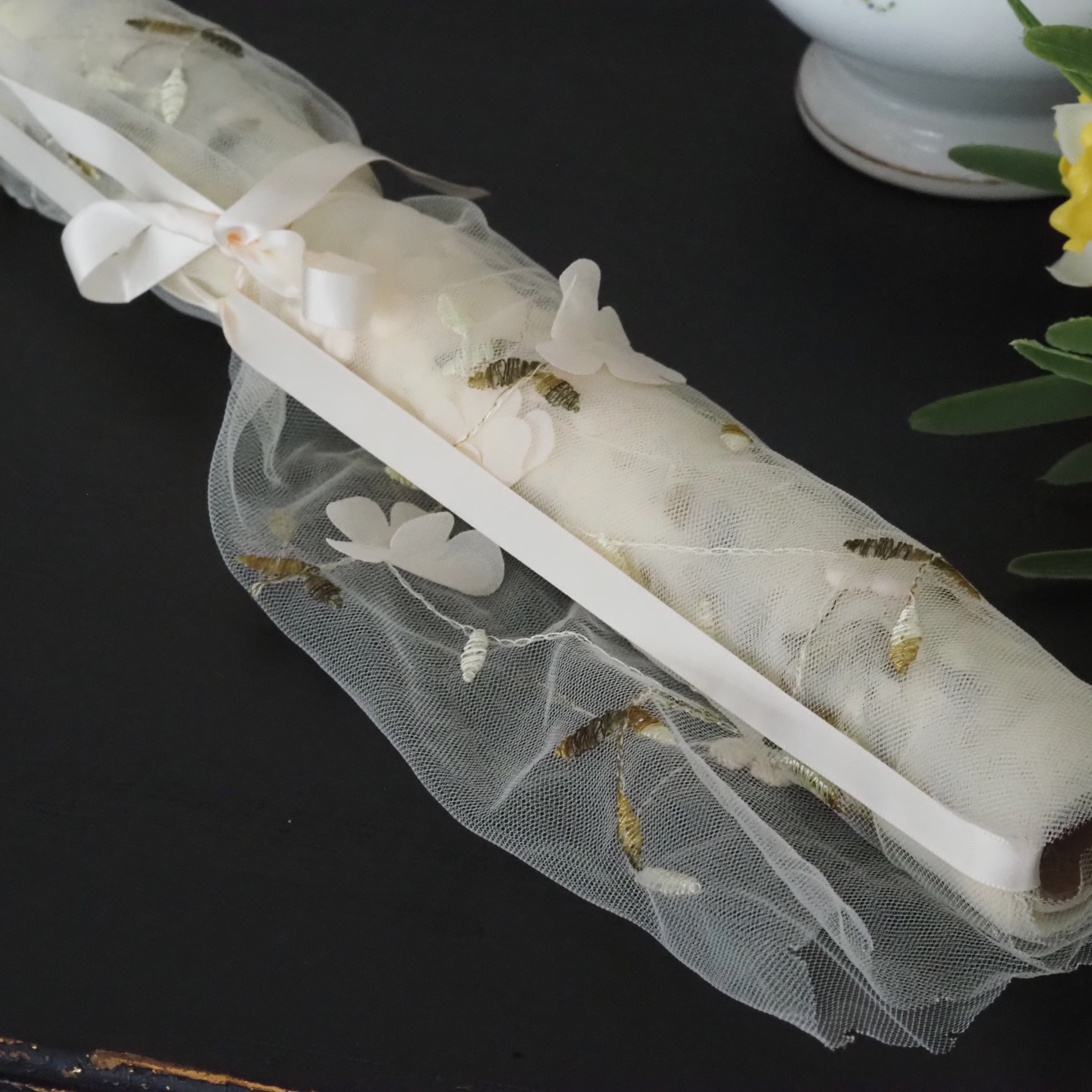 Dekostoff Bohemien · transparenter Stickstoff mit floraler Applikation